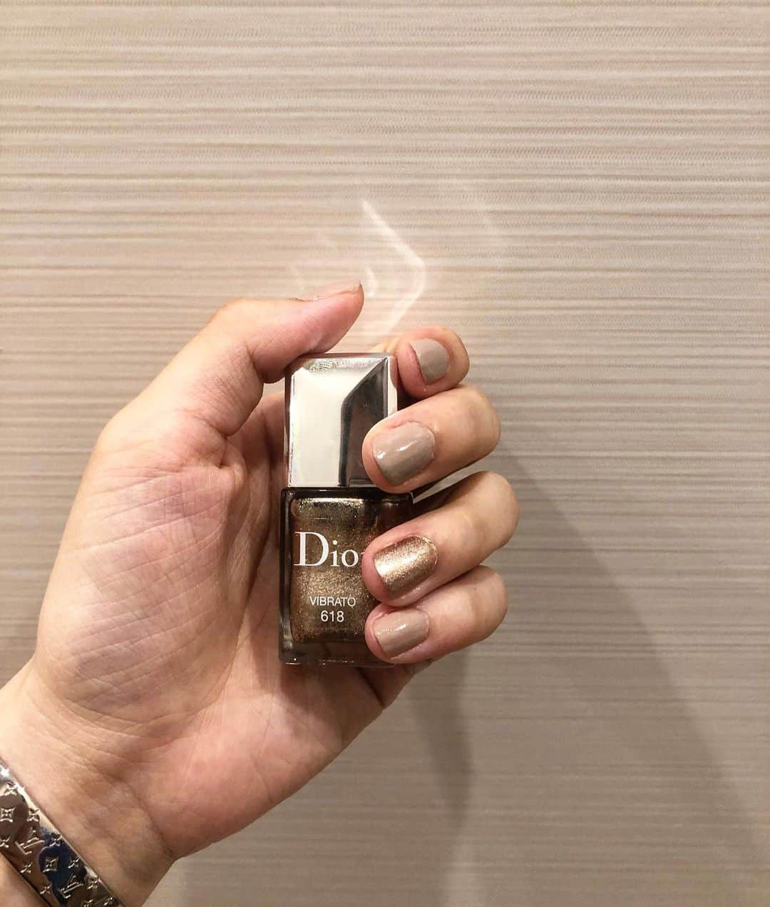 矢吹世奈さんのインスタグラム写真 - (矢吹世奈Instagram)「Self nail 🤎🤍 #selfnail #nail #chanel #dior #chanelnails #diornails」5月18日 18時47分 - sena_yabuki