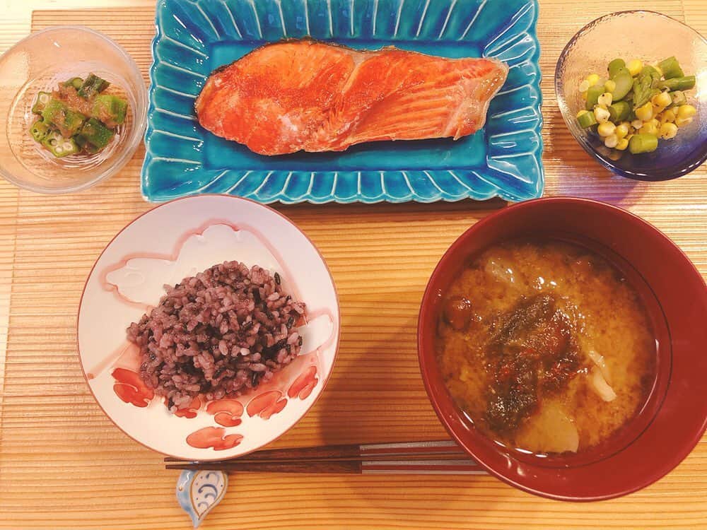 島本真衣さんのインスタグラム写真 - (島本真衣Instagram)「今日は鮭を焼きました。 お味噌汁には冷蔵庫にあったキャベツ、えのき、舞茸、こんにゃく、カブの葉を入れ、とろろ昆布と一味を添えました😋 皆さんもお食事されている頃でしょうか✨  #夕飯  #和食 #鮭の塩焼き #お味噌汁 #オクラと梅の和え物  #アスパラととうもろこし #黒紫米」5月18日 18時47分 - mai_shimamoto_ex