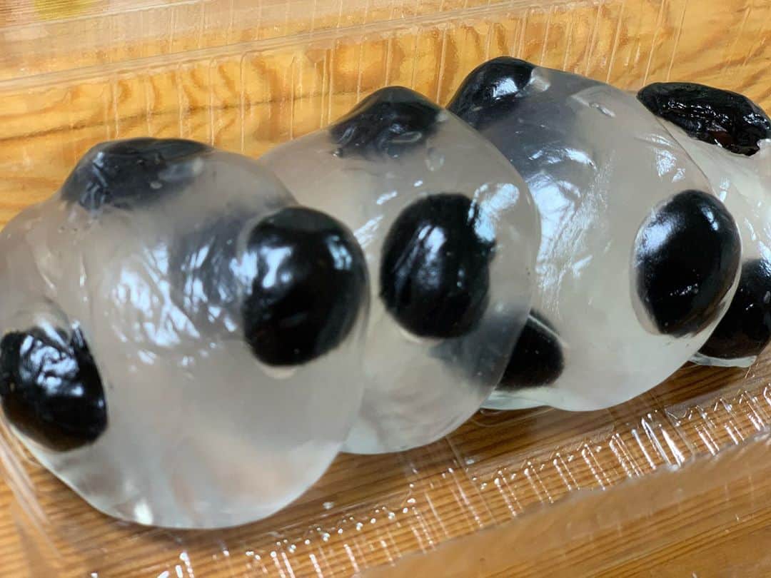 藤間爽子さんのインスタグラム写真 - (藤間爽子Instagram)「涼しそうな和菓子に目がいって買ったんですけど、急にパンダにしか見えなくなりました🐼  #和菓子」5月18日 18時50分 - fujimasawako_official