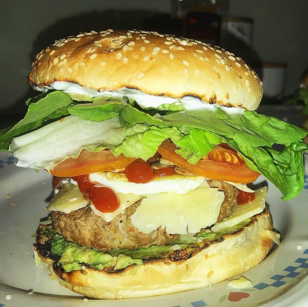 シャーニ・ヴィンソンのインスタグラム：「Having Hawaii withdrawals so attempted to recreate the world famous ‘Kua-aina’ burger 🍔  #bestburgerever #dinnerisserved #kuaaina #hawaii #withdrawals #food #foodporn #bbq #burger #beef #homecooking」