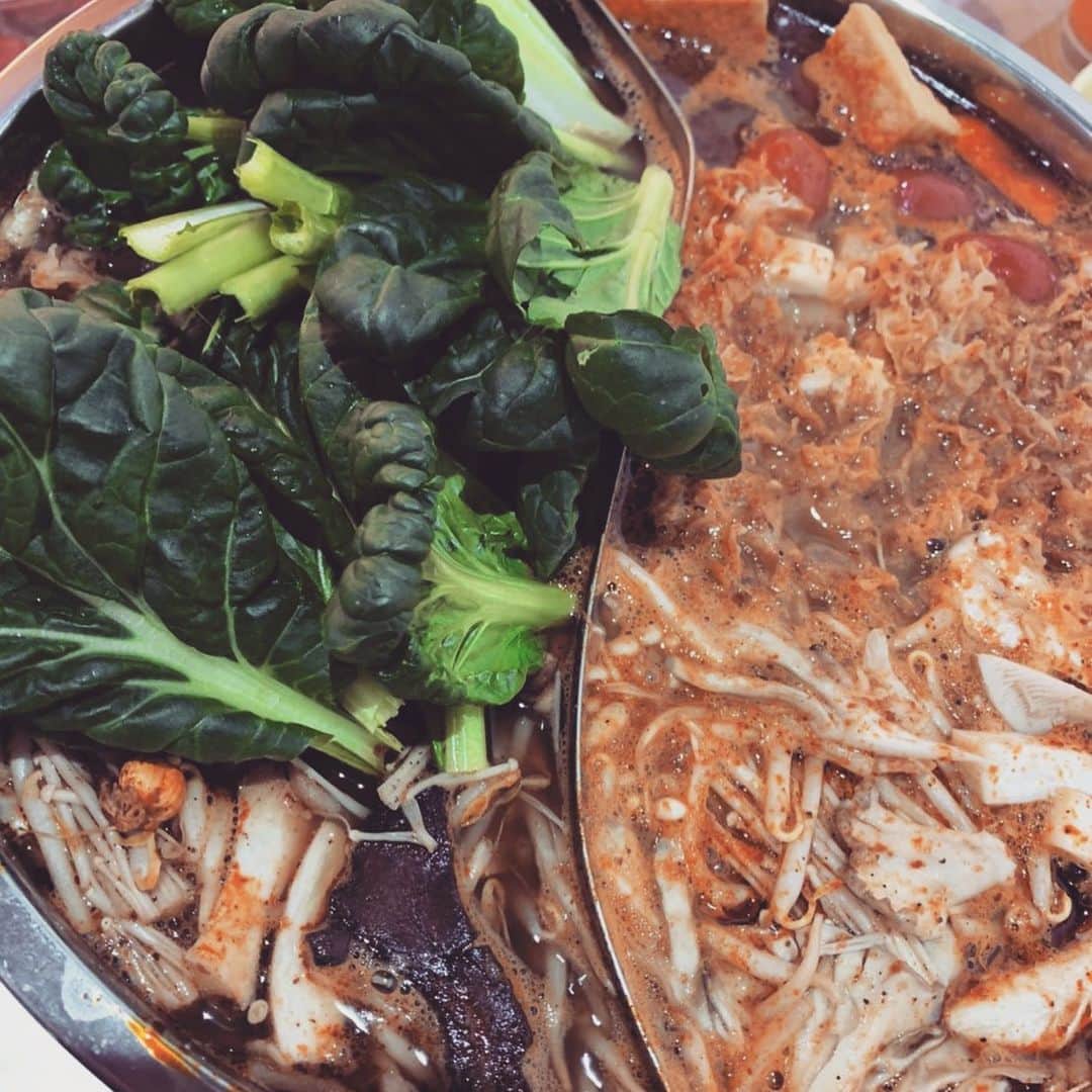 古林将太のインスタグラム：「薬膳鍋 うますぎ^ ^！！ 左、薬膳麻辣湯 右、トムヤム  汗ハンパない(^◇^;) デリバリー！  皆さんにもオススメ^ - ^！！ #薬膳鍋  #古林将太  #コバショー  #湘南ベルマーレ」
