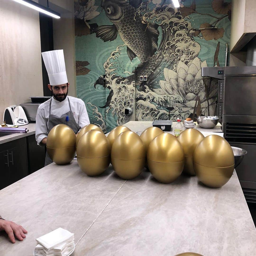 鰻和弘さんのインスタグラム写真 - (鰻和弘Instagram)「【携帯に眠ってた画像】  ほんのたま〜に見かける金の卵。  無類の卵好き。卵かけご飯も好きだが、1番は丸呑み。  生卵は殻を割り、うまく黄身だけ残し、口にそっと放り込む。 口の中ではまだ潰さず、ここ大事です。飲み込む一歩手前で、喉筋に力を入れて黄身を割る。ドロっとした黄身が喉をつたう喉越し。他の食べ物では味わえない感覚。  これが最高の食べ方です。(いまだに割るタイミングはミスります)  そんな中、スペイン1人旅でのレストランにて。  見たことないでかい金の卵！テンションMAX‼︎ ちなみにレストランは2つ星。めちゃくちゃうまいに決まってる。  スペイン人の「空けてみろ」と言わんばかりの顔。  開ける前に勝手に想像する。 中に小さい卵があって、それはそのままの卵ではなく、スペイン料理のありとあらゆる技法を駆使した卵、金のめちゃうま加工卵が形状そのままで入ってる。そうに違いない。  そっと空けてみた。  スペイン人の顔見て  なんやこれ  #文章長くてすみません #すごく短くしてこれ #まだまだ書きたいことある #もうnoteや #インスタをnoteみたいな使い方しとる #気づいた #Twitterもほとんど画像貼り付けてインスタみたいな使い方しとる #使い方間違ってるんや #note始めてもどうせ間違えそう」5月18日 19時04分 - unaginigaoe