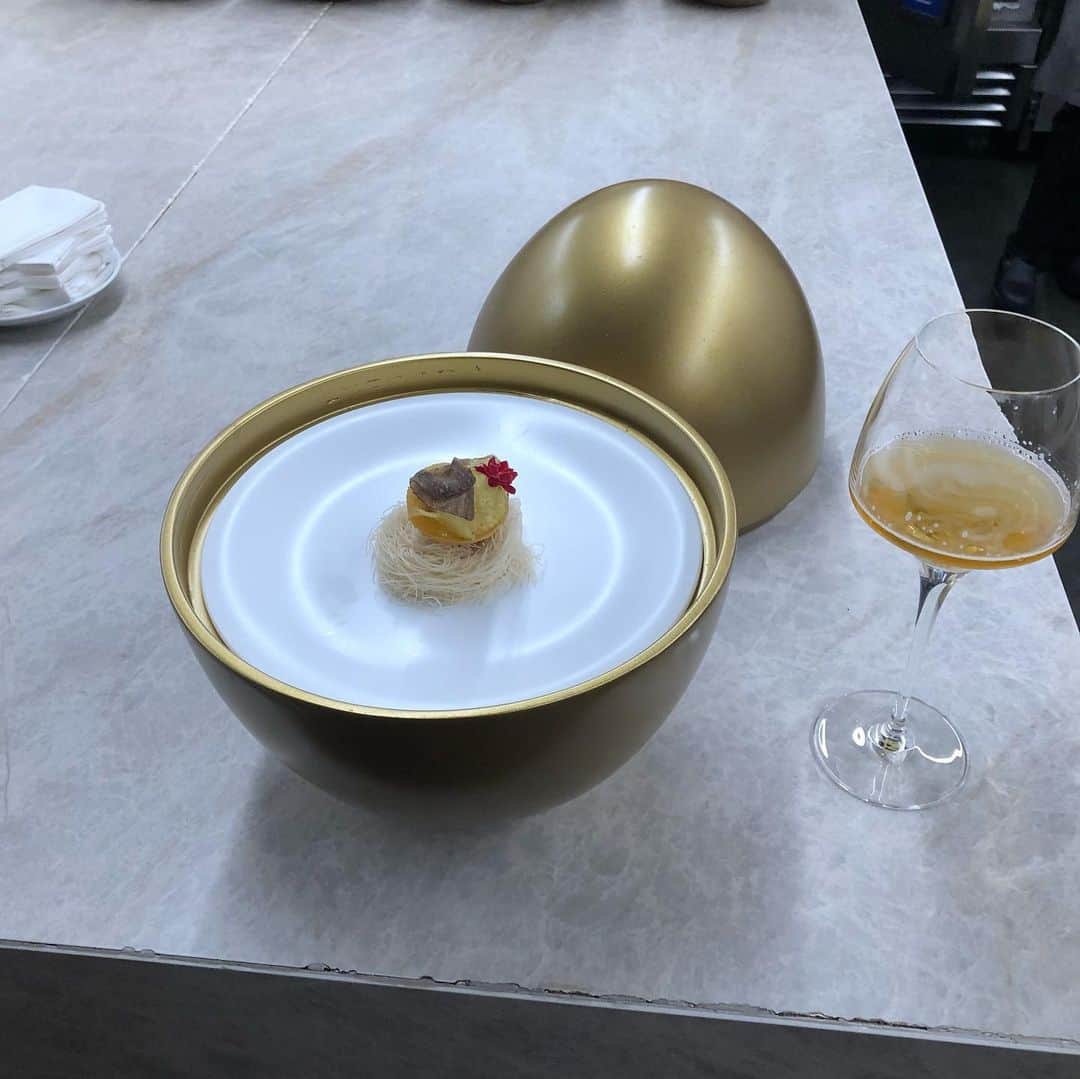 鰻和弘さんのインスタグラム写真 - (鰻和弘Instagram)「【携帯に眠ってた画像】  ほんのたま〜に見かける金の卵。  無類の卵好き。卵かけご飯も好きだが、1番は丸呑み。  生卵は殻を割り、うまく黄身だけ残し、口にそっと放り込む。 口の中ではまだ潰さず、ここ大事です。飲み込む一歩手前で、喉筋に力を入れて黄身を割る。ドロっとした黄身が喉をつたう喉越し。他の食べ物では味わえない感覚。  これが最高の食べ方です。(いまだに割るタイミングはミスります)  そんな中、スペイン1人旅でのレストランにて。  見たことないでかい金の卵！テンションMAX‼︎ ちなみにレストランは2つ星。めちゃくちゃうまいに決まってる。  スペイン人の「空けてみろ」と言わんばかりの顔。  開ける前に勝手に想像する。 中に小さい卵があって、それはそのままの卵ではなく、スペイン料理のありとあらゆる技法を駆使した卵、金のめちゃうま加工卵が形状そのままで入ってる。そうに違いない。  そっと空けてみた。  スペイン人の顔見て  なんやこれ  #文章長くてすみません #すごく短くしてこれ #まだまだ書きたいことある #もうnoteや #インスタをnoteみたいな使い方しとる #気づいた #Twitterもほとんど画像貼り付けてインスタみたいな使い方しとる #使い方間違ってるんや #note始めてもどうせ間違えそう」5月18日 19時04分 - unaginigaoe