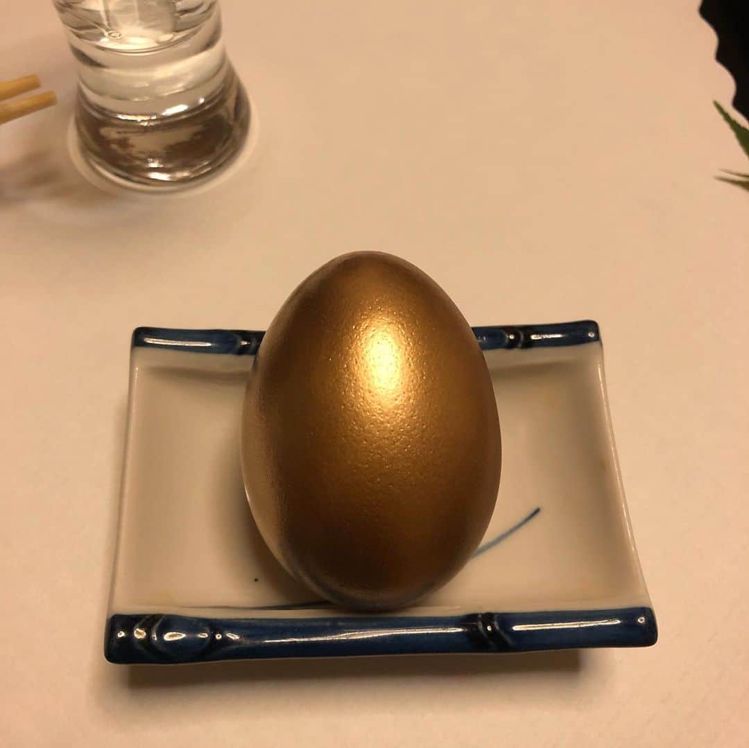 鰻和弘さんのインスタグラム写真 - (鰻和弘Instagram)「【携帯に眠ってた画像】  ほんのたま〜に見かける金の卵。  無類の卵好き。卵かけご飯も好きだが、1番は丸呑み。  生卵は殻を割り、うまく黄身だけ残し、口にそっと放り込む。 口の中ではまだ潰さず、ここ大事です。飲み込む一歩手前で、喉筋に力を入れて黄身を割る。ドロっとした黄身が喉をつたう喉越し。他の食べ物では味わえない感覚。  これが最高の食べ方です。(いまだに割るタイミングはミスります)  そんな中、スペイン1人旅でのレストランにて。  見たことないでかい金の卵！テンションMAX‼︎ ちなみにレストランは2つ星。めちゃくちゃうまいに決まってる。  スペイン人の「空けてみろ」と言わんばかりの顔。  開ける前に勝手に想像する。 中に小さい卵があって、それはそのままの卵ではなく、スペイン料理のありとあらゆる技法を駆使した卵、金のめちゃうま加工卵が形状そのままで入ってる。そうに違いない。  そっと空けてみた。  スペイン人の顔見て  なんやこれ  #文章長くてすみません #すごく短くしてこれ #まだまだ書きたいことある #もうnoteや #インスタをnoteみたいな使い方しとる #気づいた #Twitterもほとんど画像貼り付けてインスタみたいな使い方しとる #使い方間違ってるんや #note始めてもどうせ間違えそう」5月18日 19時04分 - unaginigaoe