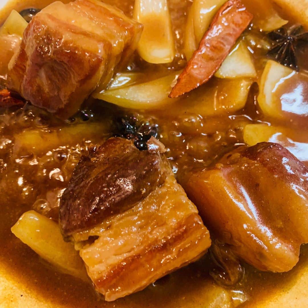 一条もんこさんのインスタグラム写真 - (一条もんこInstagram)「豚バラ肉の中華カレー。  プルップルです、、♡ 豚バラ肉はこんがり焼き付けてから煮込んで、一層旨味を引き出します。八角やシナモンが香ります。にんにくもたっぷり。 とんでもなく好きな味、、！ #カレー#中華カレー#curry#豚バラ肉#おうちごはん#角煮カレー#ポークカレー#スパイスカレー#八角#シナモン#唐辛子#とろける脂#とろとろ#ジューシー#中華#創作カレー#クミンライス#一条もんこ」5月18日 18時56分 - monko1215