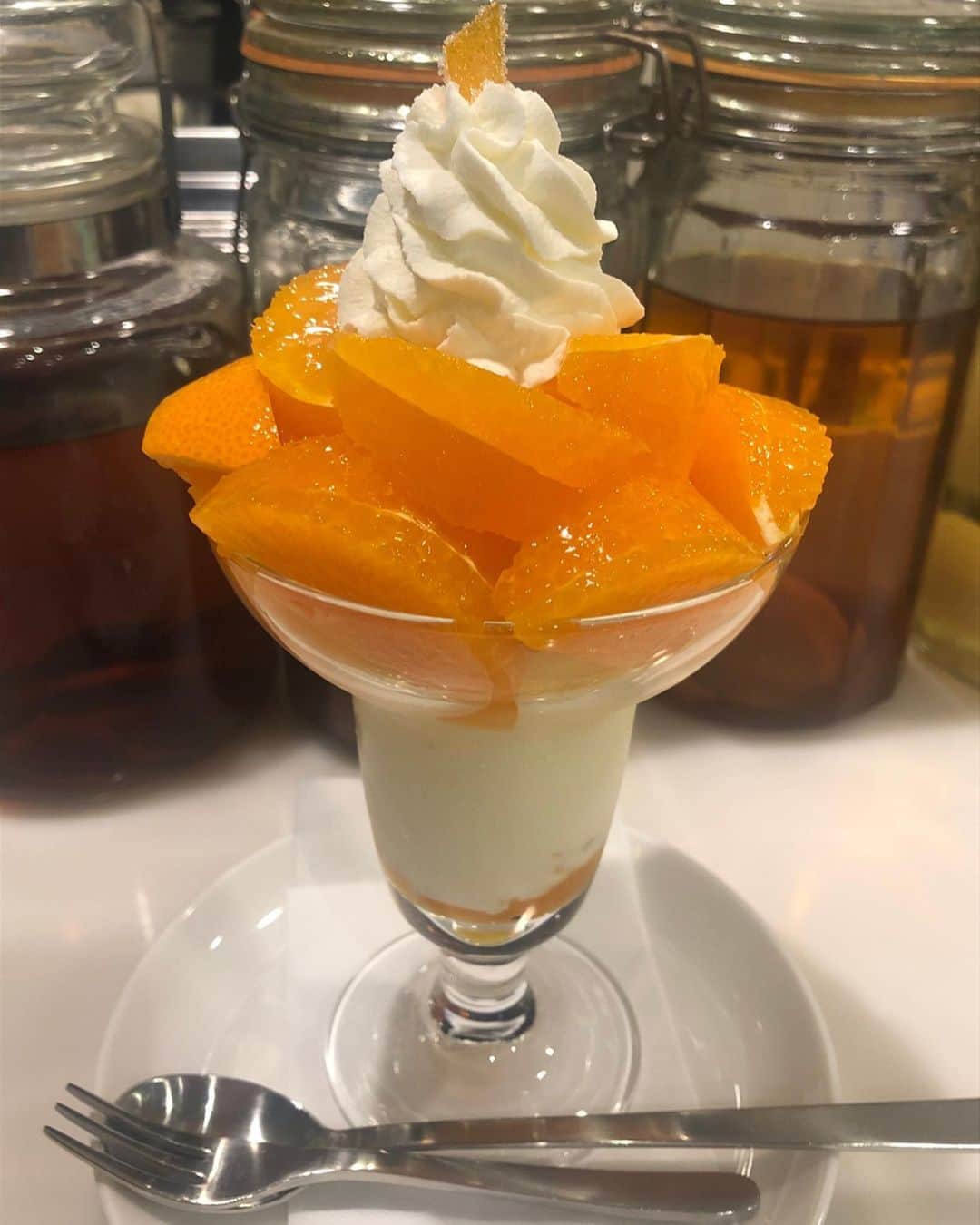 のインスタグラム：「【 新番組登場！ GOOD MEETING：パフェ評論家の斧屋さんとパフェの魅力を追求しよう！】﻿ みなさんは、どんなパフェが好きですか？　果物たっぷりのフルーツ系のパフェ、レトロな喫茶店で食べたチョコレートパフェ、ファミリーレストランで食べたパフェ、ほかにも数え切れないほどのパフェがあり、奥の深い分野なのです。そんなパフェを毎年365本以上（毎日！？）食し、雑誌やテレビ、ラジオ、トークイベント等で、その魅力を伝え続けているパフェ評論家の斧屋さんがGOOD MEETINGに登場！　この世界にはまったら、きっとパフェ沼から抜け出せなくなるでしょう。﻿ ﻿ また、特別企画として、ガラス作家・澤田和香奈 さんの「パフェグラス」を手紙社オンラインショップ で販売！　澄んだ透明感が美しい澤田さんの作品は、手紙社では初お披露目となります。﻿ ﻿ ＜「パフェ評論家 斧屋のパフェ入門」開催概要＞﻿ 日時：5月30日（土）14:00〜15:00﻿ 定員：30名﻿ 参加費：一般 ¥1,500（税込）/ 部員 ¥1,400（税込）﻿ 申込み：﻿ 一般 5月21日（木）14:00～5月30日（土）12:00﻿ 部員 受付中！/ 5月21日（木）12:00 締切﻿ ※部員の方は、部員優先受付期間を過ぎますと、一般価格での受付となります。﻿ ﻿ ▶︎詳しくは「@tegamisha」プロフィールのハイライト「GOOD MEETING」より公式サイトへ﻿ ﻿ ◎GOOD MEETINGって何？﻿ 手紙社が敬愛する作り手やお店のオーナー、書き手やパフォーマー、あらゆるジャンルの気になる方々をナビゲーターにお迎えして、Zoom上で講座やワークショップ、部活動的な集い、暮らしにまつわる情報交換を行う場です。﻿ ﻿ #手紙社#手紙舎#tegamisha#GOODMEETING#グッドミーティング﻿ #パフェ#斧屋#パフェ評論家斧屋#パフェ評論家#スイーツ#おうちパフェ#お家パフェ#デザート#カフェ﻿」