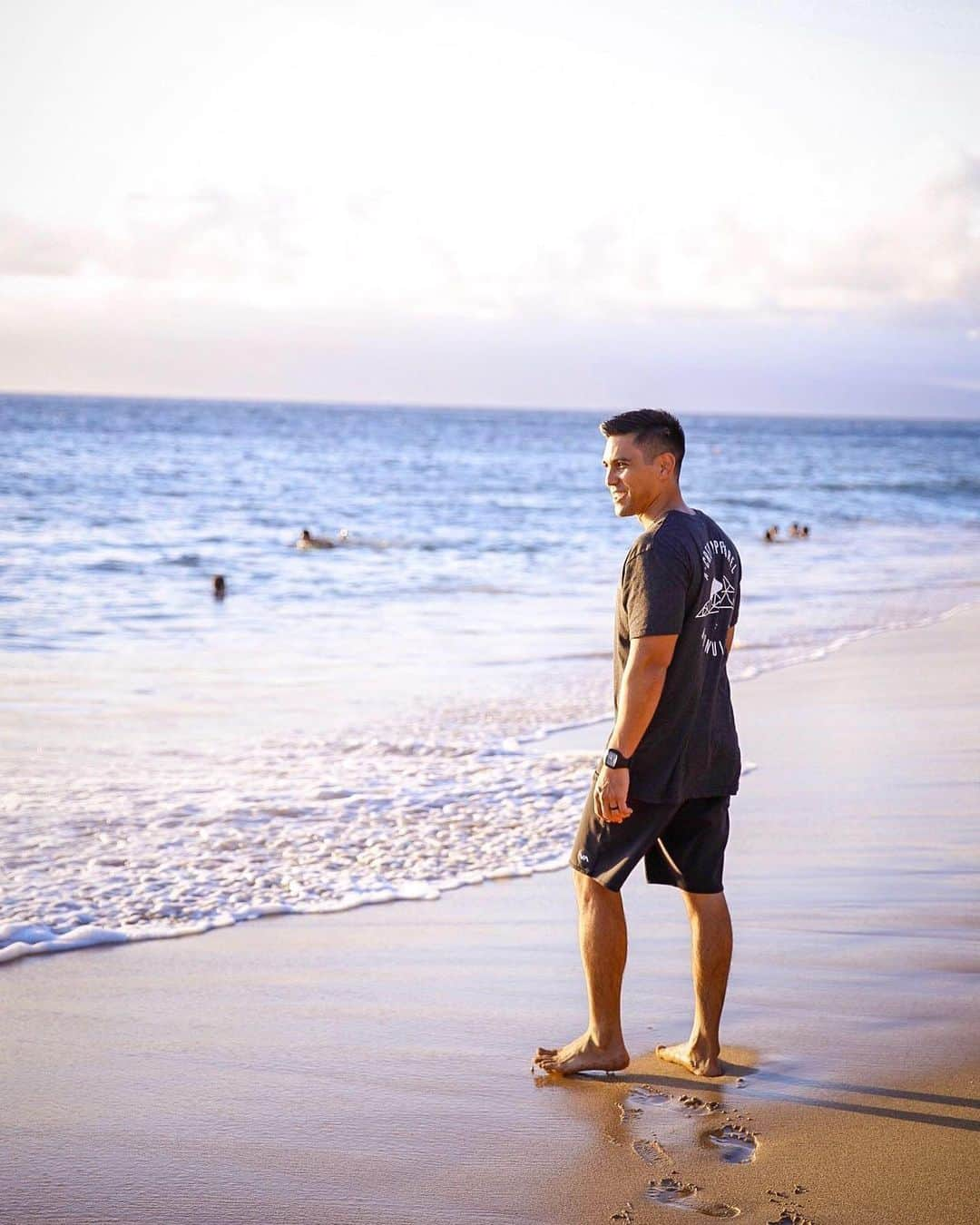 ハワイアン航空さんのインスタグラム写真 - (ハワイアン航空Instagram)「That feeling when your feet first meet wet sand, just before a wave finishes out and washes gently over. And for a moment, all is right in the world. 💜 #AHuiHou⠀ ⠀ 📍 Kā‘anapali Beach, Maui」5月19日 5時58分 - hawaiianairlines