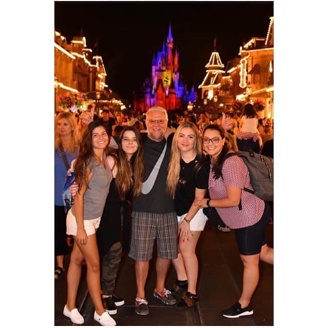 アナ・マリア・カゼミーロのインスタグラム：「Parabéns Pai❤️Te Amamos 🎉🥳🎂🎊 @ortg.marco @annabeortega @annacarolortega @annaortega @annamarianacasemiro」
