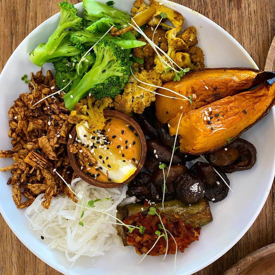 Isseki Nagaeさんのインスタグラム写真 - (Isseki NagaeInstagram)「Grilled Mix Vegetables  #lunch #healthy #bali #vegetables #surftrip #surfinglife #sminyak  日本はもう少しで開放。インドネシアはどうか！？」5月19日 5時55分 - isseki_nagae