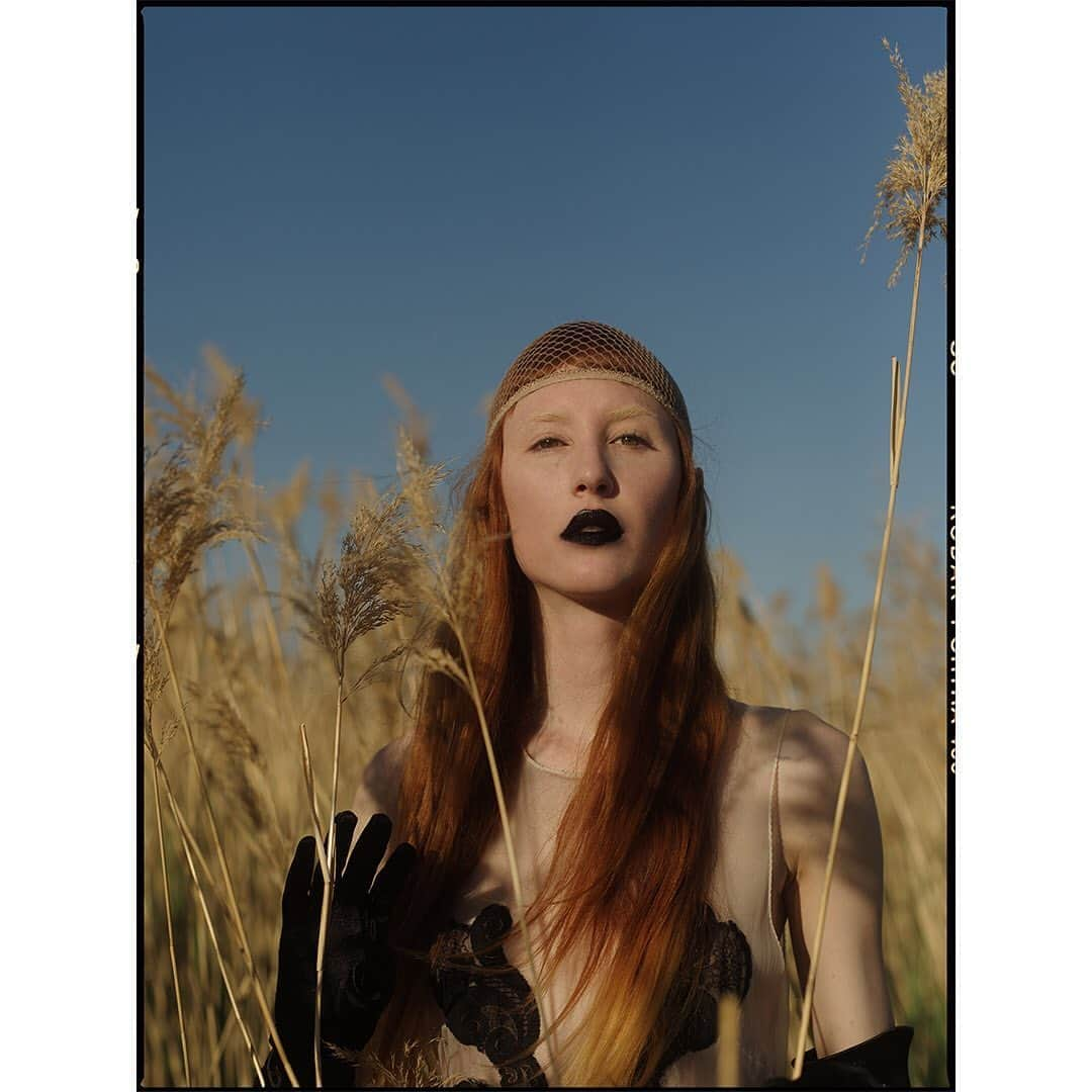 Faith Picozziさんのインスタグラム写真 - (Faith PicozziInstagram)「Open Fields 2️⃣ 📸 @filip.milenkovic 🎨👗 @faithpicozzicreative @filipandfaith #redhead #model #fashion #style #nature」5月19日 5時55分 - faithpicozzi