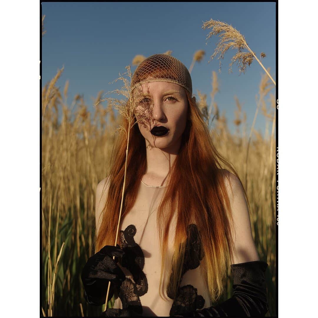 Faith Picozziさんのインスタグラム写真 - (Faith PicozziInstagram)「Open Fields 2️⃣ 📸 @filip.milenkovic 🎨👗 @faithpicozzicreative @filipandfaith #redhead #model #fashion #style #nature」5月19日 5時55分 - faithpicozzi