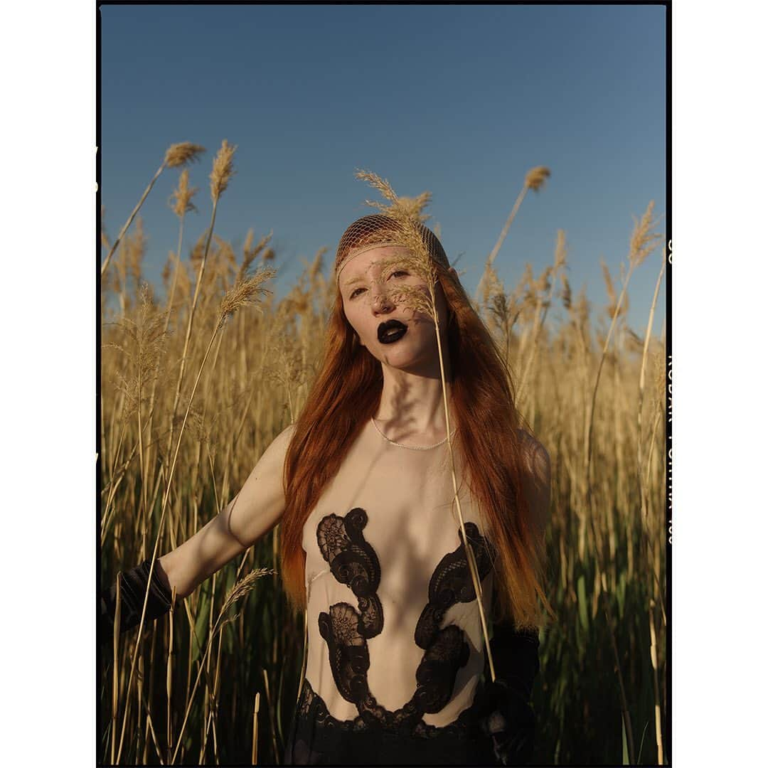 Faith Picozziのインスタグラム：「Open Fields 2️⃣ 📸 @filip.milenkovic 🎨👗 @faithpicozzicreative @filipandfaith #redhead #model #fashion #style #nature」