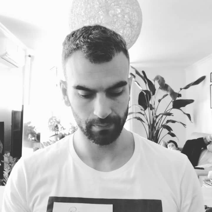 エリック・ラドフォードのインスタグラム：「I hope everybody is enjoying the long weekend. Serenading Luis with my new song. I hope you enjoy it too.😊 #piano #music #composition #classical #newidea #relax #enjoy」