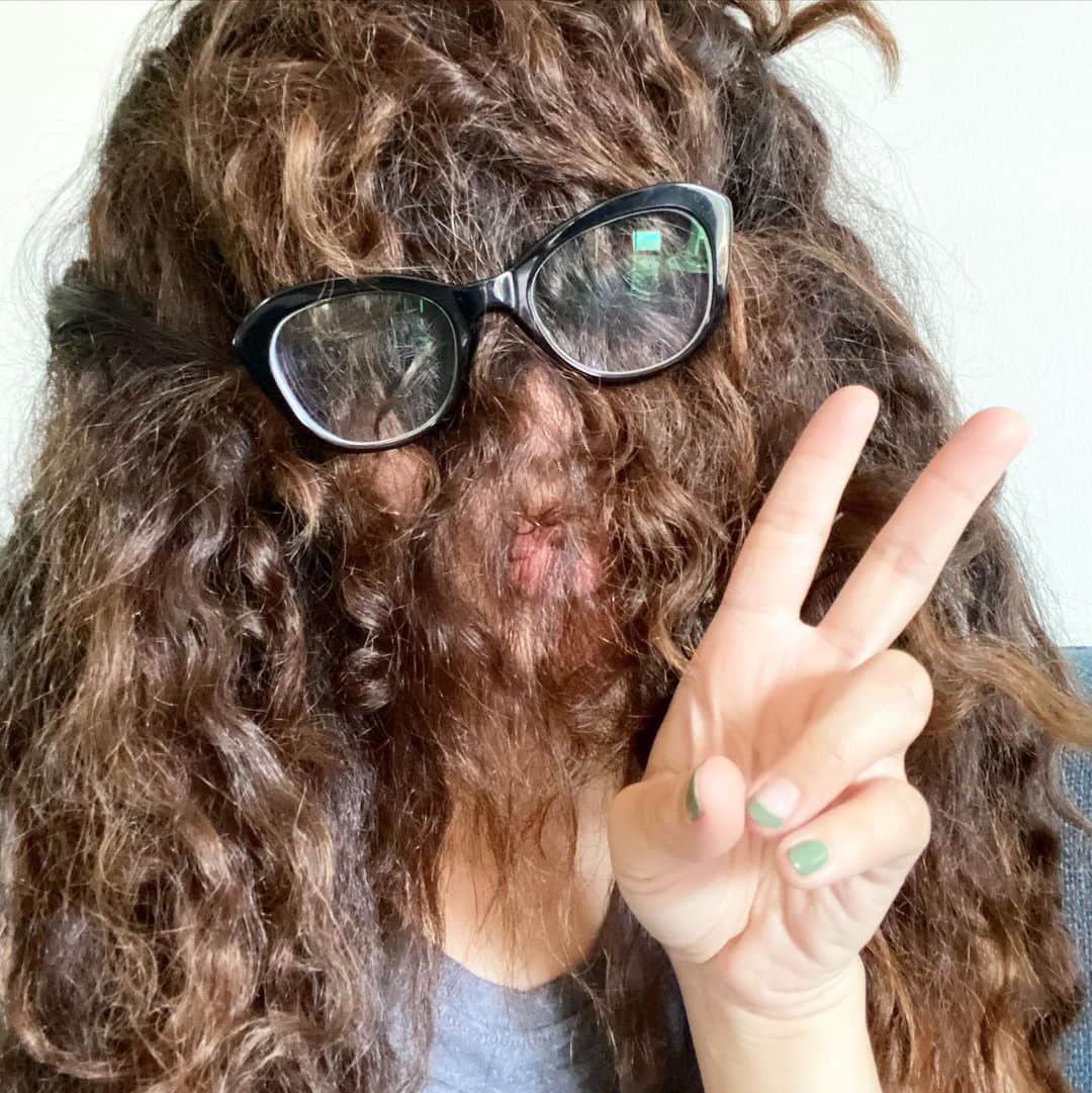 フリーディアのインスタグラム：「Happy Monday from my hairy self. Can you tell I’m over this #quarantinelife ? Lol  #curlyhair #dontcare #lol #imtired #happymonday #itsmonday  ハッピーマンデー！月曜日なのに疲れた〜！もう普通に戻りたいなぁ〜✨ #疲れた　#くせっけガール」