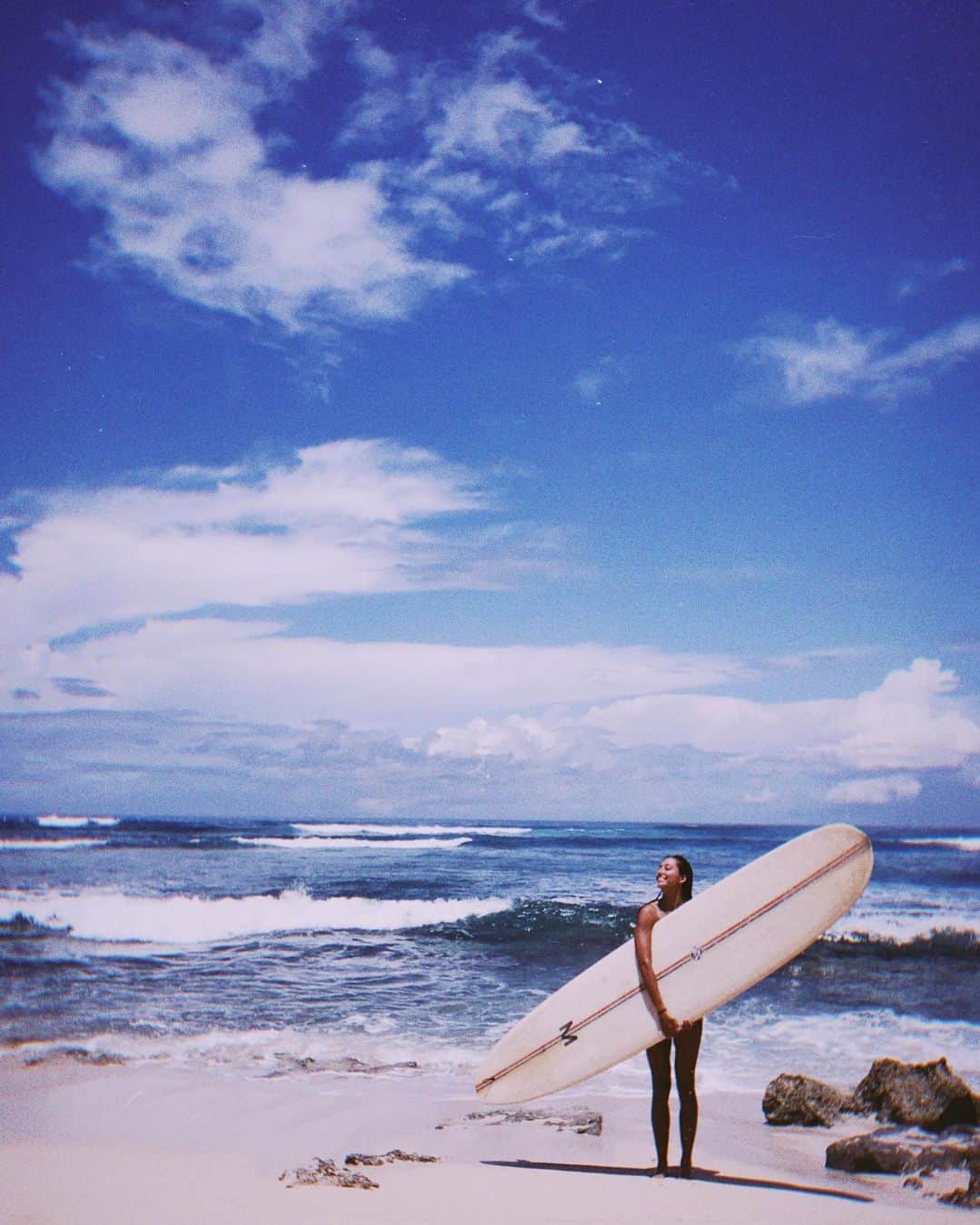 マリア・マーフィーのインスタグラム：「Waves, sunshine and good food🌈 @raisedbythewaveshawaii」
