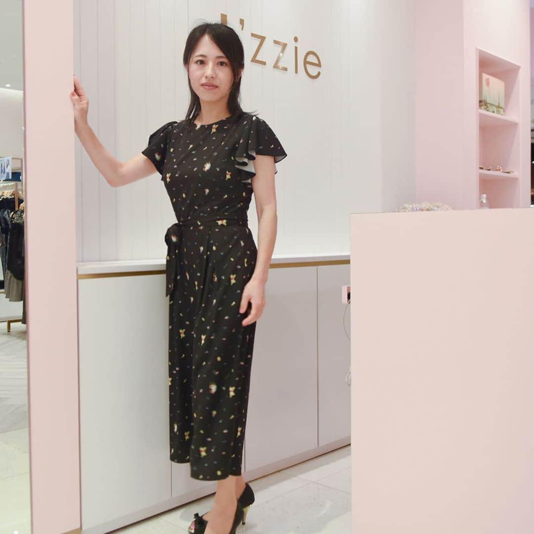 大西蘭のインスタグラム：「・ L’zzieのオールインワン ✨ ・ コーディネートを考えなくて良いから、オールインワンって便利ですよね♬ ・ 袖がフリルになっていて 上品さを演出💕 ・ シンプルなので仕事でも着られそう😉 ・ 遠目には大人っぽいシルエットだけど、よく見ると小さなプーさんがいるんです😍 ・ L’zzieのオンラインストアで購入できます❣️ ・ 新作もたくさん出てますよ😍 ・ ＊＊＊＊＊＊＊＊＊＊＊＊＊＊＊＊＊＊＊＊＊＊＊＊＊ WINNIE BAND JUMPSUIT S$ 95.00 ＊＊＊＊＊＊＊＊＊＊＊＊＊＊＊＊＊＊＊＊＊＊＊＊＊ ・ ・ @elisalitz  #lzzie #lzzieofficiel #newcollection #september lzzieofficiel #mamagirl #singaporelife #bugisjunction  #リジー #イライザイッツ  #ママコーデ #プチプラコーデ #シンガポール観光 #シンガポール土産 #シンガポールブランド #シンガポール在住 #シンガポール生活 #シンガポール暮らし #シンガポール旅行 #シンガポールライフ  #コーディネート #ブギスジャンクション」