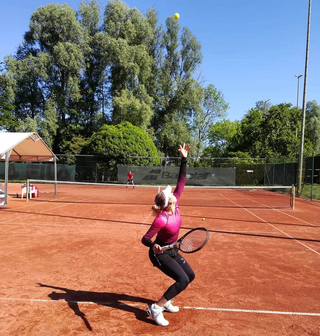 エリーゼ・メルテンスさんのインスタグラム写真 - (エリーゼ・メルテンスInstagram)「Tennis court, good weather. All I need ⚡⚡ • • #tennis #claycourt」5月18日 20時55分 - mertenselise