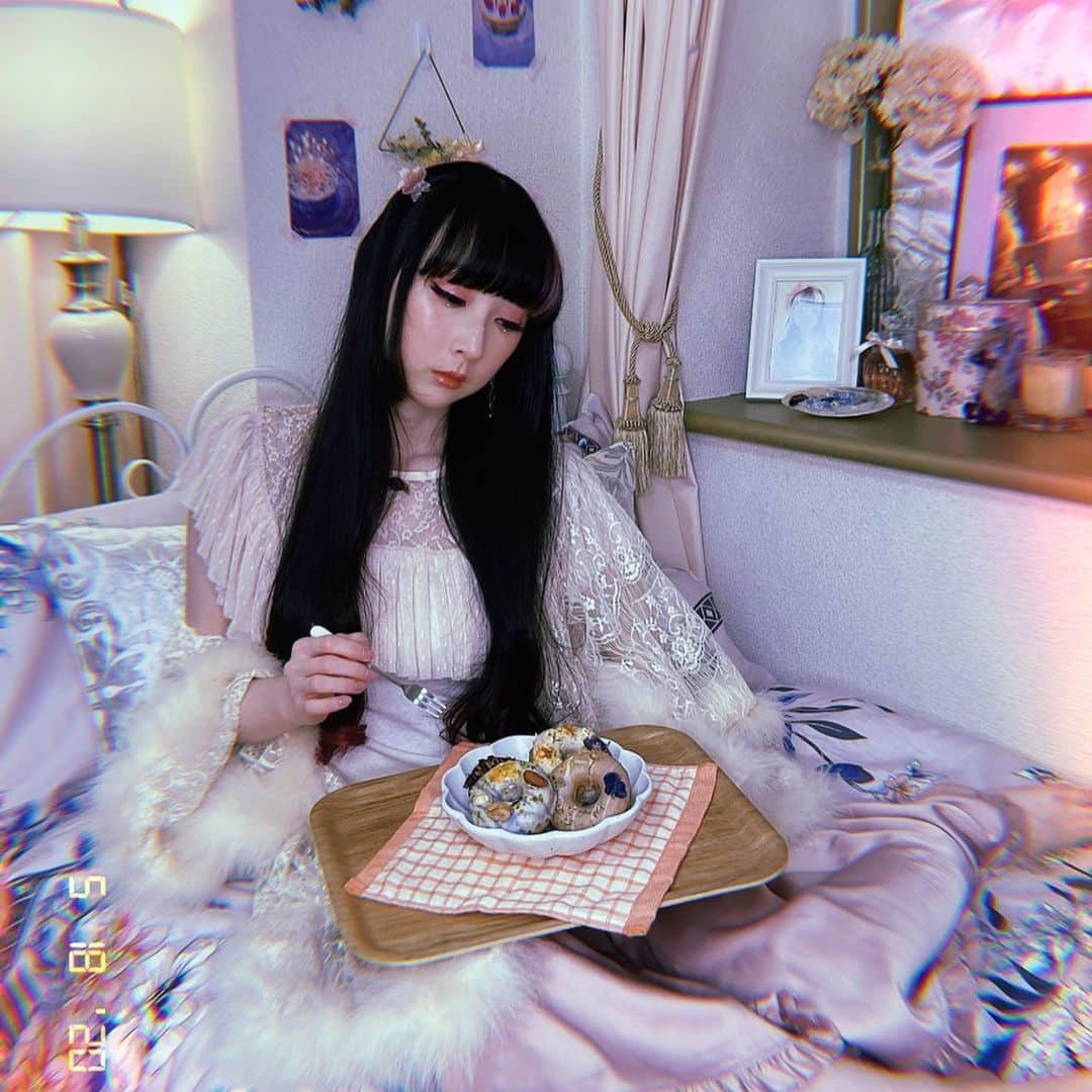 RinRinさんのインスタグラム写真 - (RinRinInstagram)「Social isolation in style~✨I’ve been redecorating my room like crazy and ordered some @gmgm.koenji ‘s beautiful dry flower wreaths 🥀 they also sent some edible flower donuts as a present and I can’t pass up taking some photos with them, they’re so pretty and delicious✨ お家の時間に部屋の改装しててこの前 @gmgm.koenji さんのドライフラワーリースを注文してきたー🥀そしてエディブルフラワードーナツをプレゼントしていただいて🍩可愛すぎて写真撮らなきゃと思った😂✨ . . ドーナツの名前見てーおしゃれすぎるよ look at the names of the donuts... they’re so fancy 😮 . アールグレイxローズ Earl grey x Rose キャラメルピーチxカモミール Caramel Peach x Chamomile  クリームチーズいちごxサフラワー Cream cheese strawberry x safflower  バナナナッツxビオラ Banana nuts x Viola . . #rinrindoll #stayhome #stayhomekawaii #お家時間 #お家カフェ #おうち原宿 #ouchiharajuku #japan #tokyofashion #harajukufashion #roomdesign #tokyoapartment #japanapartment #gmgm #edibleflowers #エディブルフラワー #マイルーム #ルームツアー #女子部屋 #francfranc #インテリア」5月18日 21時06分 - rinrindoll