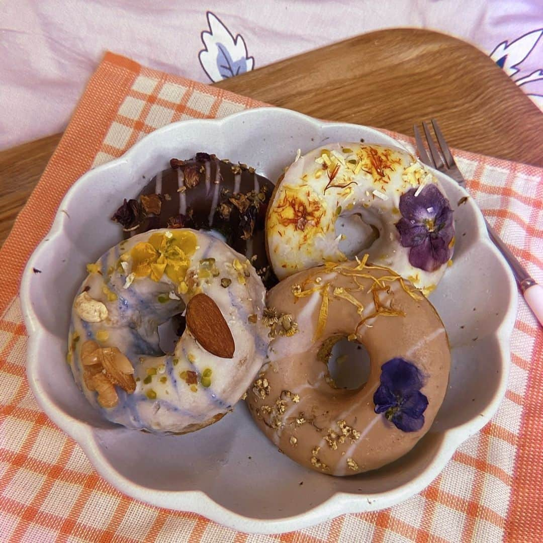 RinRinさんのインスタグラム写真 - (RinRinInstagram)「Social isolation in style~✨I’ve been redecorating my room like crazy and ordered some @gmgm.koenji ‘s beautiful dry flower wreaths 🥀 they also sent some edible flower donuts as a present and I can’t pass up taking some photos with them, they’re so pretty and delicious✨ お家の時間に部屋の改装しててこの前 @gmgm.koenji さんのドライフラワーリースを注文してきたー🥀そしてエディブルフラワードーナツをプレゼントしていただいて🍩可愛すぎて写真撮らなきゃと思った😂✨ . . ドーナツの名前見てーおしゃれすぎるよ look at the names of the donuts... they’re so fancy 😮 . アールグレイxローズ Earl grey x Rose キャラメルピーチxカモミール Caramel Peach x Chamomile  クリームチーズいちごxサフラワー Cream cheese strawberry x safflower  バナナナッツxビオラ Banana nuts x Viola . . #rinrindoll #stayhome #stayhomekawaii #お家時間 #お家カフェ #おうち原宿 #ouchiharajuku #japan #tokyofashion #harajukufashion #roomdesign #tokyoapartment #japanapartment #gmgm #edibleflowers #エディブルフラワー #マイルーム #ルームツアー #女子部屋 #francfranc #インテリア」5月18日 21時06分 - rinrindoll