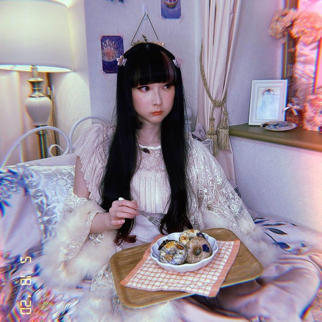 RinRinさんのインスタグラム写真 - (RinRinInstagram)「Social isolation in style~✨I’ve been redecorating my room like crazy and ordered some @gmgm.koenji ‘s beautiful dry flower wreaths 🥀 they also sent some edible flower donuts as a present and I can’t pass up taking some photos with them, they’re so pretty and delicious✨ お家の時間に部屋の改装しててこの前 @gmgm.koenji さんのドライフラワーリースを注文してきたー🥀そしてエディブルフラワードーナツをプレゼントしていただいて🍩可愛すぎて写真撮らなきゃと思った😂✨ . . ドーナツの名前見てーおしゃれすぎるよ look at the names of the donuts... they’re so fancy 😮 . アールグレイxローズ Earl grey x Rose キャラメルピーチxカモミール Caramel Peach x Chamomile  クリームチーズいちごxサフラワー Cream cheese strawberry x safflower  バナナナッツxビオラ Banana nuts x Viola . . #rinrindoll #stayhome #stayhomekawaii #お家時間 #お家カフェ #おうち原宿 #ouchiharajuku #japan #tokyofashion #harajukufashion #roomdesign #tokyoapartment #japanapartment #gmgm #edibleflowers #エディブルフラワー #マイルーム #ルームツアー #女子部屋 #francfranc #インテリア」5月18日 21時06分 - rinrindoll