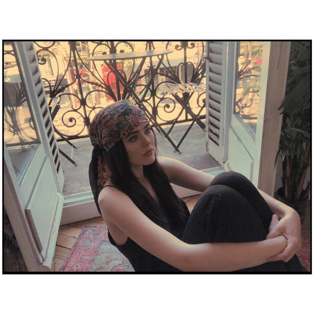 クリスティナ・バザンのインスタグラム：「Still from the Lockdown Tapes 🌞」
