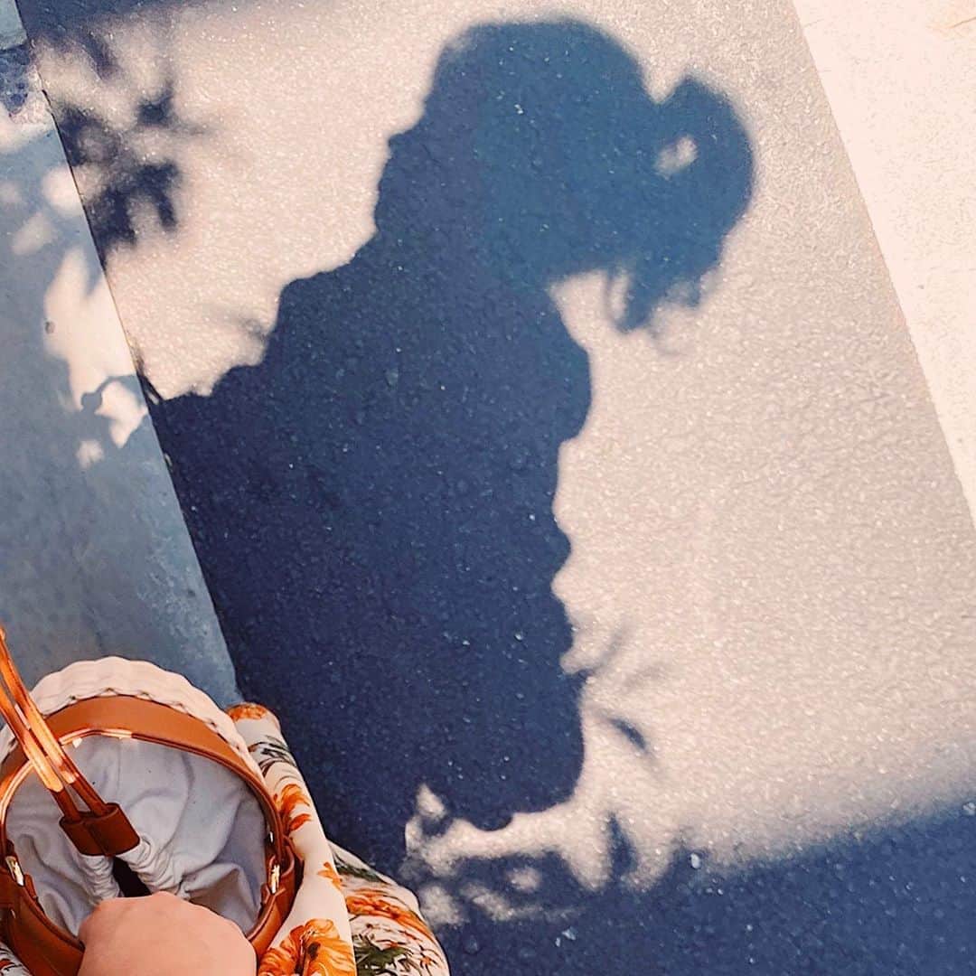 村崎英絵さんのインスタグラム写真 - (村崎英絵Instagram)「影きれいに撮れた♡ 私の影の中にもう1人いるんだけどきれいに隠れてる笑 鼻の上の影はまつ毛なのか眉毛なのか前髪なのか…🤔？ ㅤㅤㅤㅤㅤ ㅤㅤㅤㅤㅤ ㅤㅤㅤㅤㅤ ㅤㅤㅤㅤㅤ  #2人がかりで撮影 #影 #silhouette #夏 #summer」5月18日 21時06分 - hanaemurasaki