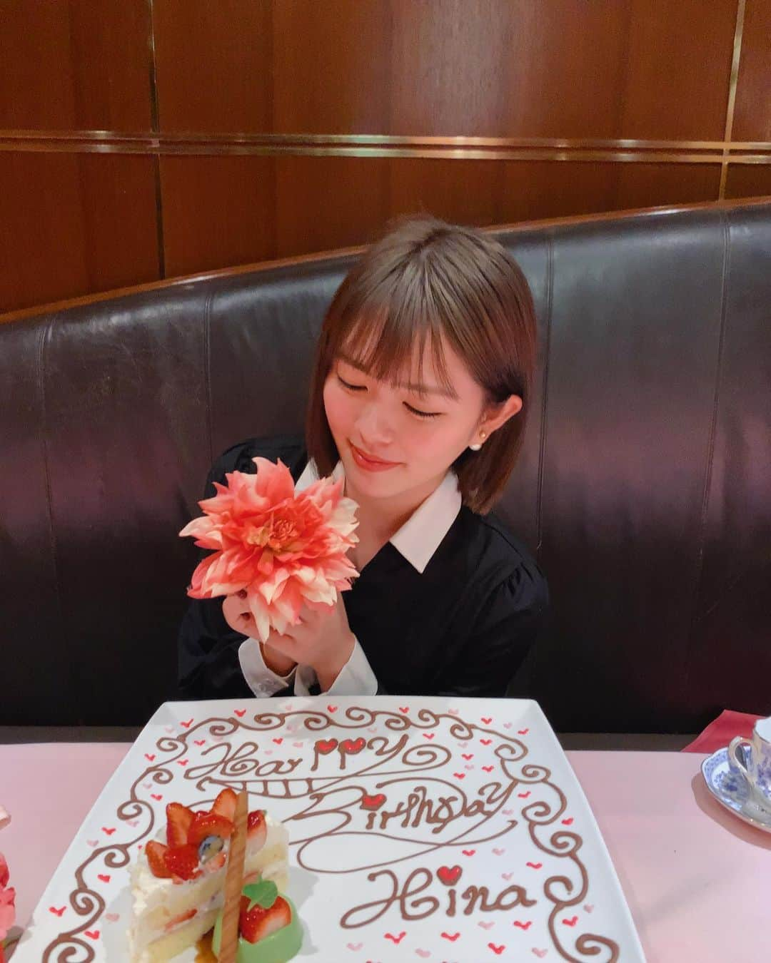 鷹野日南さんのインスタグラム写真 - (鷹野日南Instagram)「あやめが誕生日の時にお祝いしてくれたんだあ〜😭❤️❤️ . . その後すぐに自粛ってなったから載せにくくてずっとカメラロールに保存されてたんだけど🥺 . いつ見返しても本当に幸せ… こんな可愛い素敵な場所を用意してくれてありがとう。❤︎❤︎❤︎ . . . #誕生日　#誕生日サプライズ  #誕生日会 #HBD #誕生日ディナー」5月18日 20時58分 - hinachan.3