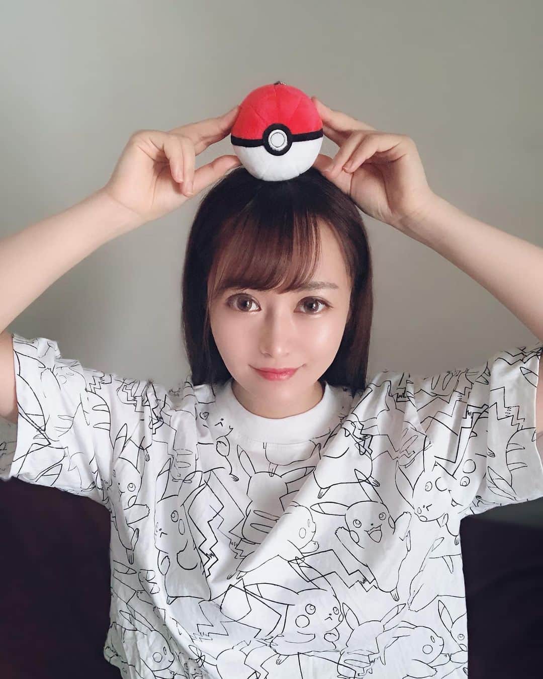 YU-RIのインスタグラム：「🆕💓 #guポケモンコラボ ピカチュウTシャツゲット👕♡ さっそくウキウキで着てったら 笑われたよお（╹◡╹）笑笑  ストーリーに載せて反応良かったから ツインテールも載せとく😘(ちゃっかりw)  自粛でお酒飲まなくて 外食もしなかったら 4キロ痩せた。笑 家にいると食欲なくなる、、😫泣  早く友達と会いたいなー  #ピカチュウ#ポケモン#可愛い #pokemon#pikachu#kawaii #pokemongo#フレンド募集 #ポケモン好きと繋がりたい  #自撮り女子#gu#シンプルコーデ #guコーデ#ポケモンコラボ #ビジョビ#チャイボーグ#メイク  #ピカチュウTシャツ#パジャマ女子  #クロップド#ポケモンパジャマ #クロップドt#ootd #japanesegirl#selfie」