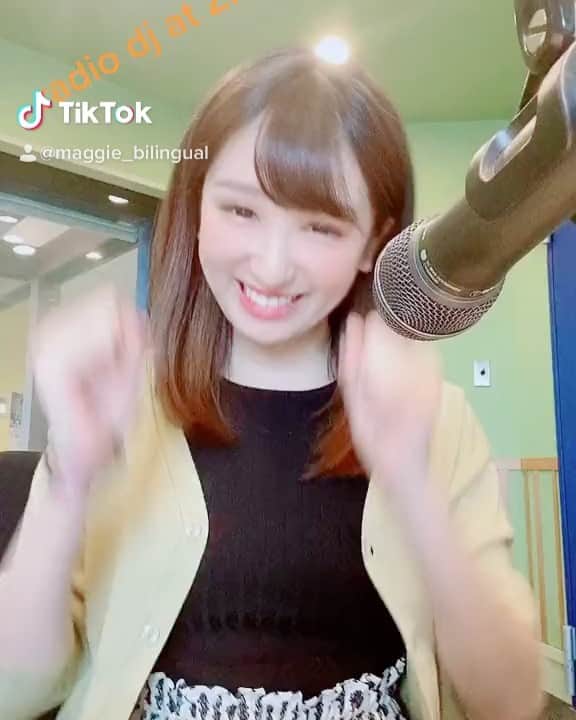 のインスタグラム：「☺︎♫﻿ ﻿ TikTok at ZIP-FM!!!﻿ 今週もSweetVox3時間よろしくお願いします☺︎✨﻿ ﻿ 今回は #OneDirection の #StillTheOne ❤️﻿ 踊り間違えてるw﻿ そして、ヘッドフォンが絡まりまくってます😂﻿ ﻿ oh well！笑﻿ ﻿ #MargaretTakagi #TikTok #bilingual #japaneseamerican #高木マーガレット」