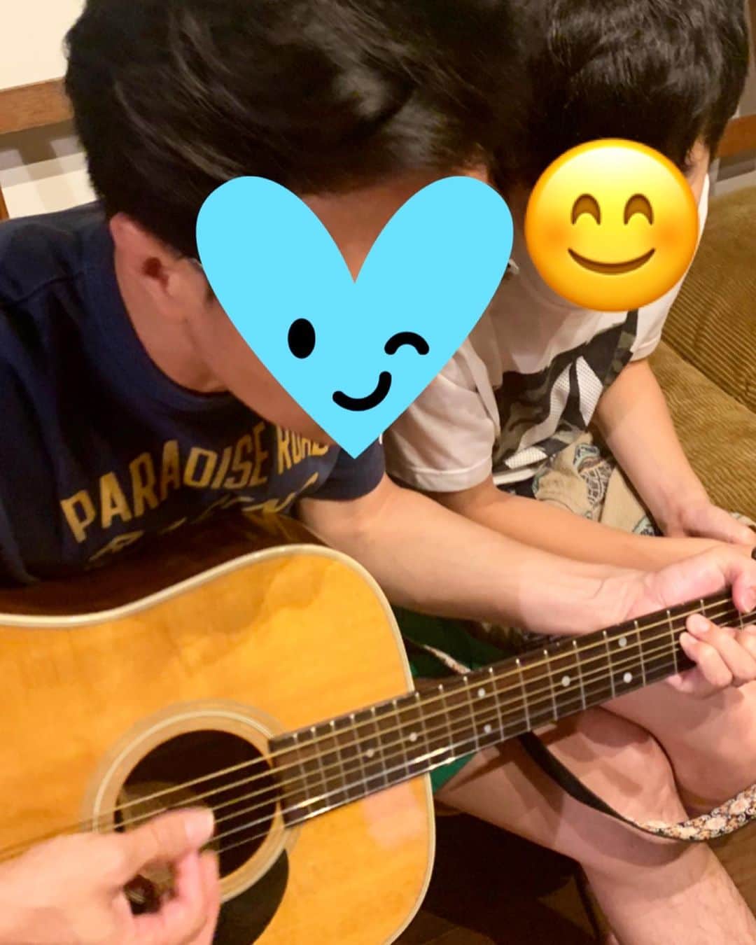 AYUMIさんのインスタグラム写真 - (AYUMIInstagram)「13歳の息子の ギターの先生はお父さん🎸 . 😊😊🎸 . . #趣味🎸 #ひきがたり #親子ギター」5月18日 21時02分 - ayumiayunco