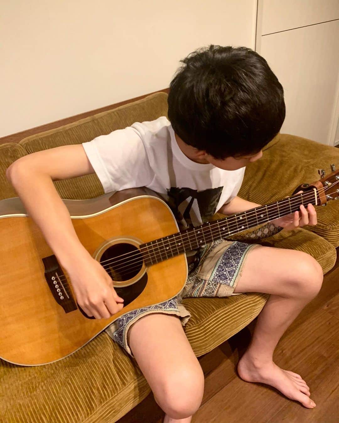 AYUMIさんのインスタグラム写真 - (AYUMIInstagram)「13歳の息子の ギターの先生はお父さん🎸 . 😊😊🎸 . . #趣味🎸 #ひきがたり #親子ギター」5月18日 21時02分 - ayumiayunco