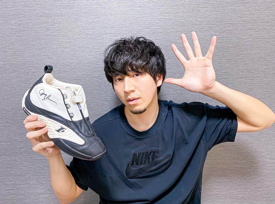 比江島慎のインスタグラム：「THE LAST DANCE 素晴らしかったですね。﻿ ﻿ 今日、エアジョーダン1の落札額が6000万というニュースを見ました。﻿ ﻿ 2000-01年シーズンでシーズンMVPを獲得し、チームをNBAファイナルに導いたアレン•アイバーソンが、歴史的シーズンに着用したサイン入りシューズですが、どれぐらいの価値があると思いますか？🤔﻿ ﻿ #thelastdance ﻿ #lastdance ﻿ #jordan #ジョーダン ﻿ #iverson #アイバーソン﻿ #nba ﻿ #比江島慎 ﻿ #ちなみに1枚目はアイバーソンの真似です #いや、冷静にやばくね？﻿ #個人的にはものすごい価値があると思うんですが…﻿ ﻿ 📷 @hiroshi_ocean_kato」