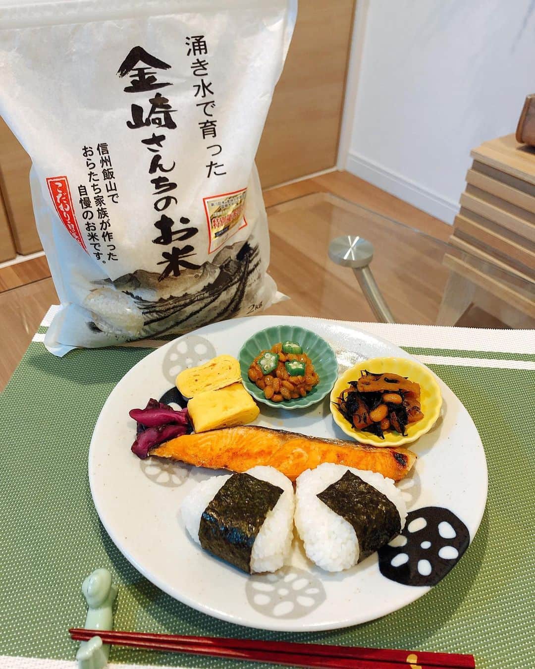 悠衣さんのインスタグラム写真 - (悠衣Instagram)「🌾🍙 ・ 最近は3食自炊。 東京引っ越してからこんな事なかったから なんか不思議な感じ、、、 ・ ・ 元々お米が好きで 会社の朝ごはんはコンビニでおにぎりを買っていたのですが、 今はちゃんと炊飯器で炊いて🍙を作ってます👍 ・ ・ お米は色々試しましたが 金崎さんちのお米🌾 これ、粒が一つ一つ存在感があり、噛むたび甘くてすごい美味しい🥺 ・ ・ 炊飯器の中にあると食べすぎちゃうから少しずつ炊いてますww ・ 朝ごはんはしっかり食べたいので 栄養バランス考えながら作ってます♪ #金崎さんちのお米 #美味しいお米 #特別栽培米コシヒカリ」5月18日 21時15分 - yu1_1987
