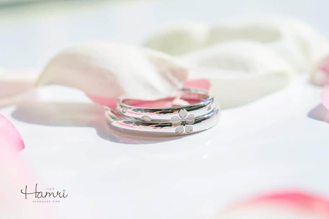 結婚指輪・婚約指輪『Hamri(ハムリ)』さんのインスタグラム写真 - (結婚指輪・婚約指輪『Hamri(ハムリ)』Instagram)「@hamri_omotesando ・ ・ ・ #お客様作品 のご紹介です💕 ・ ・ おふたりらしく、おふたりだけの指輪なので、 より一層デザインが輝きます🌸☺️🌸 ・ ・ Hamriではデザインのご相談だけでも、LINEからご自宅でお気軽に出来ますので是非ご利用くださいませ😄💕 ・ ・ Hamriでは、感染対策としましてご予約数と時間を調整しながらご案内をしております。また、サンプルや室内等のアルコール消毒を徹底しております。 ・ ・ おふたりとご相談をした上で、ご来店頂くことなくオンラインやテレビ電話での、指輪のお手伝いもさせて頂きますのでご遠慮なくDMやメール等お待ちしております☺️❣️ ・ ・ どんなときでも、お互いを側に感じる、ふたりの絆になる指輪を❤️ ・ ・ "ふたりらしい指輪をお届けします" ・ #カラーダイヤモンド #ダイヤモンド #誕生石 #フォトアルバム #ウェディングムービー ・ お互いのために作る指輪は、購入することでは味わえない感動と愛が生まれます。 ふたりの指輪を合わせると、ふたりの世界が１つになる愛着あふれる指輪。 ・ ＊＊＊＊＊＊＊＊＊＊ ・ 無料相談受付中 Hamriのアカウントからホームページへ @hamri_omotesando ・ @ringraph_official ・ @mynavi_wedding ・ @mwd_jewelry ・ ＊＊＊＊＊＊＊＊＊＊ ・ #結婚指輪 #husbandandwife  #結婚指輪💍 #マリッジリング #プレ花嫁 #婚約指輪 #エンゲージリング #表参道 #ウエディングフォト #指輪デザイン #weddingring #ordermade  #結婚指輪 #前撮り #design #指輪探し #ウェディング #花嫁 #ダイヤモンド #結婚準備 #プロポーズ  #結婚指輪探し #hamri #ハムリ #桜」5月18日 21時07分 - hamri_omotesando