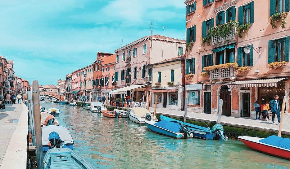 のインスタグラム：「🇮🇹 . 𝐒𝐡𝐨𝐫𝐭 𝐭𝐫𝐢𝐩 𝐭𝐨 𝐌𝐮𝐫𝐚𝐧𝐨. 💙 唯一晴れたヴェネツィア出港の日は、昼間にスタッフさんと一緒にムラーノ島へ🧚🏻‍♀️ イメージはヴェネツィアよりもコンパクトでカラフル💛 お目当ては、ムラーノ島が産地と言われるヴェネチアングラスです💎✨ 移動手段はすべて水路。船は行き先が本当にたくさんあって、ローカルやエクスプレスなど電車みたいに複雑で、ちゃんと帰れるかドキドキでした😅 さっそく旅の思い出が出来たのでした🚢🇮🇹 . . . #旅するヴァイオリニストinITALY #旅するヴァイオリニストinSunPrincess #JTBSUNPRINCESSWORLDCRUISE2019 #SunPrincess #WorldCruise #Cruise #Venice#Venezia#Murano#ITALY#ITALIA#Travel#Traveler#Violinist#Artist#love#happy#相知明日香#旅するヴァイオリニスト#旅#旅行#ヴァイオリン#音楽#イタリア#ベニス#ヴェネツィア#クルーズ#世界一周#世界一周クルーズ#🇮🇹」