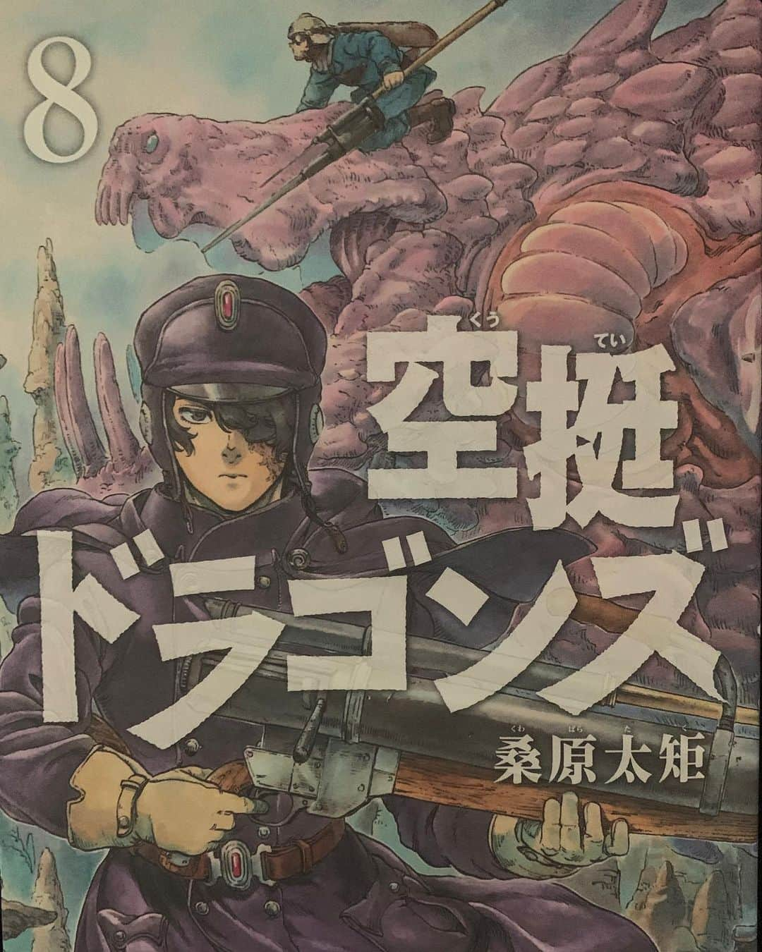 高杉真宙さんのインスタグラム写真 - (高杉真宙Instagram)「皆さんこんばんは、高杉です！お待たせしました。第三弾になります。どぞ！ ●アニメ初心者にオススメの作品は？ 色々な種類の面白いアニメおすすめしておきますね！ 『とらドラ』『PSYCHO-PASS』『ヴァイオレット・エヴァーガーデン』『氷菓』『シュタインズ・ゲート』『あの日見た花の名前を僕達はまだ知らない』 ●ポケモン初期151種の中ではどれが好きですか？ ゲンガー昔から割と好きです！ ●今オススメの映画やドラマは？ 「ペーパーハウス」今見てます！ ●単行本だと漫画一冊何分で読み終わりますか？ じっくり読みたい派なんで進んだら少し戻ってを繰り返しちゃいます笑 ●私はゲームをする時には、絶対にラフな格好になってからするというこだわりがあるのですが、高杉さんはゲームをする時に気にかけるこだわりはありますか？ 僕も絶対に楽な格好でやりますよ。リラックス出来る格好じゃないと落ち着かないです。 ●免許取ってからどれぐらいの頻度で運転されていますか？ 三ヶ月に一回くらいですね笑もう少し運転はしたい気持ちはあります。行くところがなくて… ●ステーキの焼き加減はどのくらいですか？ ミディアムレアですかね、 ●ポテトはカリカリ派？シナシナ派？ これはですね、カリカリ派ですね！ ●一番好きなジュースは？ 柑橘系の飲み物好きですね ●こしあん派？つぶあん派？ 永遠の悩み。 ●濃厚チョコブラウニーはどの種類の味が一番好きですか？ 色々な種類がありますもんね、僕はリッチミルク好きです！ ●最近美味しかった食べものは？ えぇ…鍋？ ●学食の給食で好きなメニューは？ ぎすけ煮が好きでした！ ●お餅は何で食べるのが好きですか？ お餅だったらどれも好きですけどねぇ、最近は海苔と醤油にハマってます。 ●好きなお茶は？ 好きなお茶？！祖父母のお家の入れたてのお茶？ ●好きな食べもの、嫌いな食べものはなんですか？ 好きな食べ物は卵で、嫌いな食べ物はシソと春菊だったんですがシソは克服しましたね。 ●福岡のオススメの食べものは？ うどん。他にも沢山ありますけどね！ ●一番好きな調味料は？ …お酢。 ●暖かくなってきて食べたくなるものは？ 少々スパイスが効いてるヤツ、 ●食パンにつけるなら何？ バター？ ●好きな漫画飯はありますか？ 空挺ドラゴンズの漫画飯は美味しそうですよ！ ●好きな夜食は？ おにぎりとお味噌汁かお餅。 ●お寿司で好きなネタは？ そうですねぇ、最近はイクラですかね ●お肉派ですか？お寿司派ですか？ まだお肉でいこう。 ●うどん派？それともラーメン派？ あ、これも永遠の悩みに入れときます。  #第三弾　#お待たせしました　#どぞ　#では！」5月18日 21時08分 - mahirotakasugi_