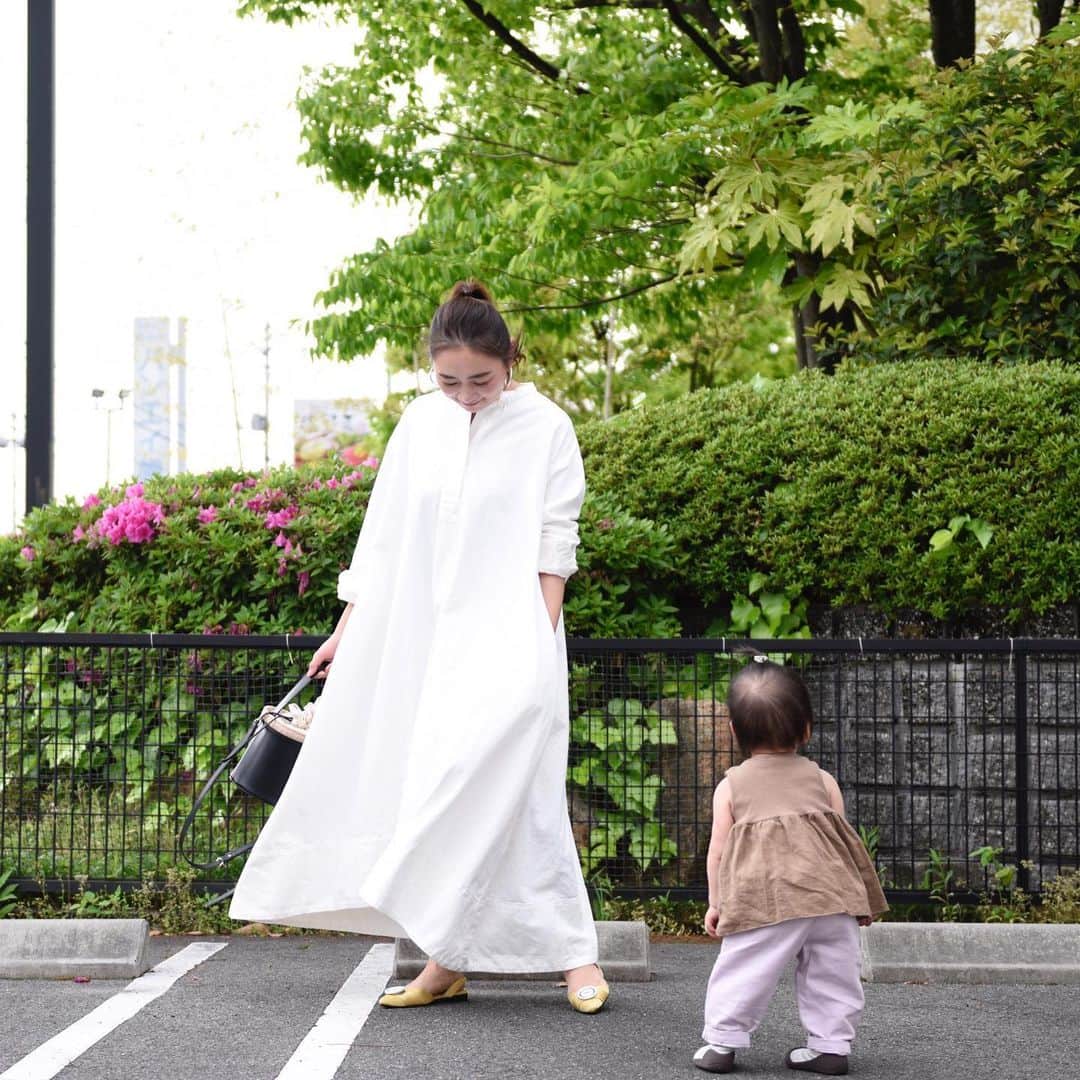 Keikooooooのインスタグラム：「コンバンハ🤎 シルエットが可愛いすぎて、一目惚れした　@dolce._official ワンピース🤍 しっかりしたデニム生地で長く着たいお気に入り♫ 後ろ下がりのフレアシルエットで、体型を拾わないデザイン♡ʾʾ今度はスニーカーでカジュアルに着てみよ~♡ . #最後は首折れるでー‼︎の写真 #せっかく撮って貰ったから、載せとこ😇 . ONE PIECE  @dolce._official  bag @dolce._official  shoes @ohgaofficial」