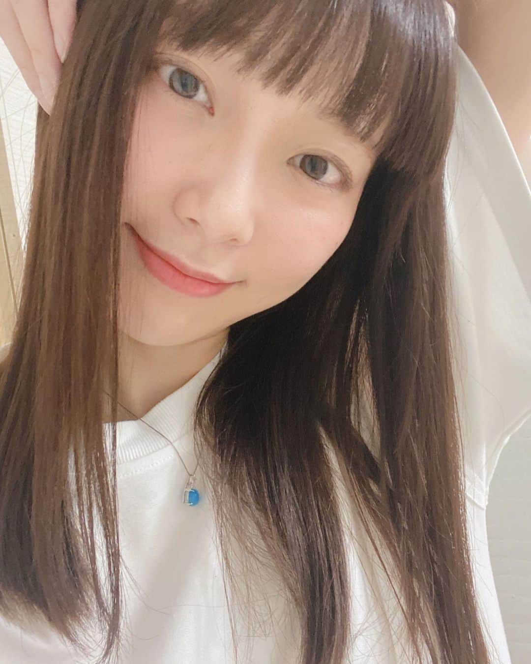 葉月祥子のインスタグラム：「撮影が入ったので、念願の美容室に行ってきました🕊✨﻿ ﻿ 担当してくださっている田中祐次さんの美容室 『k.e.y表参道』もついに、﻿ 長い自粛期間を経て、少人数制での営業再開へ🕊 ﻿ アンケートに消毒、マスクと、その他も色々と徹底しておられました👏🏻！﻿ ﻿ ﻿ 2ヶ月振りかな？くらいに、美容室に行けて、本当に嬉しかったです😭 ﻿ 髪を艶々さらさらにして頂きました💇🏼‍♀️✨﻿ ﻿ ナチュラルだけどオシャレ感がでて、本当にお気に入りです💇🏼‍♀️ありがたや〜👏🏻﻿🍀 ﻿ ﻿ 美容室ではずっとマスクしていたので、家に帰ってきてから写真を撮りました🤳🌸(まだ顔に切った髪の毛ついてますが笑) ﻿ ﻿ やっぱり綺麗になるのは嬉しいです♪😊健康は心からだから🌸﻿ ﻿ ﻿ #美容室 #表参道 #key #beauty#beautysalon ﻿ #omotesando #hairstyle ﻿ #代表 #田中祐次 #yujitanaka ﻿ ﻿ #spacecraft #model #葉月祥子」