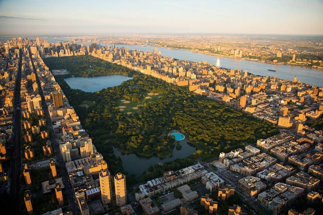 Michael Yamashitaさんのインスタグラム写真 - (Michael YamashitaInstagram)「New York’s Central Park is open but America’s most popular pastime of baseball remains a field of dreams. In a scene from Field of Dreams, the movie, James Earl Jones, said, “The one constant through all the years, Ray, has been baseball. America has rolled by like an army of steamrollers. It has been erased like a blackboard, rebuilt and erased again. But baseball has marked the time. This field, this game: it's a part of our past, It reminds of us of all that once was good and it could be again. Oh people will come Ray. They most definitely will come.” #centralparknyc #baseballdiamonds #fieldofdreams」5月18日 21時09分 - yamashitaphoto