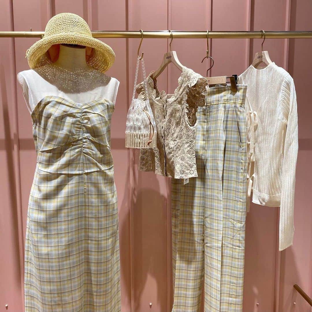 デイシーさんのインスタグラム写真 - (デイシーInstagram)「. 夏に着るチェック柄も可愛い👒💕 . . 【大阪EST店営業再開のお知らせ】 . DEICY大阪店は只今休業しておりますが 5月22日（金）より営業を再開致します。 . 営業時間：11：00~19：00 ※当面の間は時間短縮して営業致します。 . . . ■お客様・スタッフの安全確保の 　観点から下記内容を実施して 　営業させて頂きます。 . •お客様が安心してお買い物出来るよう 　定期的な店内清掃・消毒に努めて 　まいります。 •スタッフはマスク着用、手洗い、 　アルコール消毒を行い感染拡大防止 　の対策を行っております。 •出勤前に毎日検温を実施し、発熱や 　倦怠感がある場合は 出勤停止 　としております。 . •フィッティングルームは定期的な 　消毒を行っております。 . . . ■お客様・スタッフの安全を考慮致しまして、以下お願いを申し上げます。 . ［お客様へのお願い］. . •店内混雑時は入店を制限させて頂く 　場合がございます。 •発熱や倦怠感のある方、マスクを着用 されていない方は入店を断りさせて頂きます。 •ご入店の際はアルコール消毒をお願い致します。 •ご試着の際に使用されたフェイスカバーはお客様に 　お持ち帰り頂きます。 •お客様よりご相談を承る場合は間隔をあけて 　対応させて頂きます。 . .﻿ ﻿ また、商品に関するお問い合わせは﻿ こちらまでご連絡をお願いいたします。﻿ お問い合わせ先⬇︎ info@dn-japan.jp ﻿ ﻿ ■4・5月入荷商品の入荷連絡、受注頂いているお客様﻿ ﻿ 休館中の入荷連絡は行えませんので﻿ 新作はオフィシャルサイトを見て頂けますと﻿ 幸いでございます。﻿ ﻿ 営業再開後に店舗からの入荷連絡をご希望の方は﻿ 営業再開後の商品入荷時に入荷連絡させて頂きますので﻿ お手数ですがご連絡お願い致します。﻿ ﻿ 受注頂いてるお客様の受注分は﻿ きちんと確保しております。﻿ 営業再開後に商品が入荷しましたら﻿ ご連絡差し上げますので、営業再開まで﻿ お待ち頂けますようお願い申し上げます。﻿ ﻿ お客様には大変ご迷惑をお掛け致しますが﻿ 何卒ご理解・ご協力のほど宜しくお願い申し上げます。﻿ ﻿ #deicy #mecouture #deicyosaka#fashion #coordinate#デイシー #ミークチュール #チェック #ワンピース #シアー #コットンブラウス #夏服 #大阪 #梅田 #梅田EST」5月18日 21時10分 - deicy_official