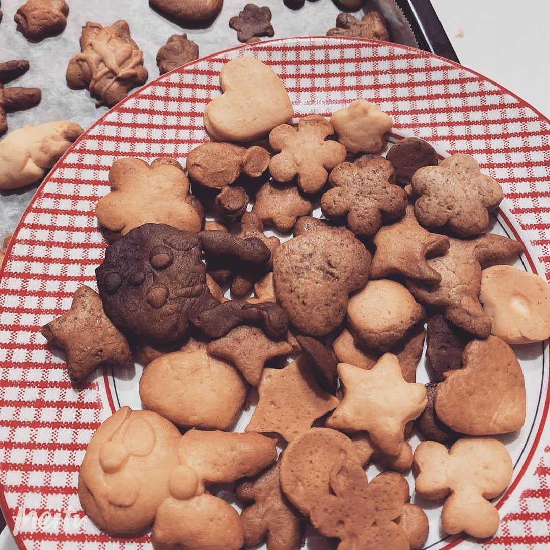 max―Reinaさんのインスタグラム写真 - (max―ReinaInstagram)「子供達がクッキーを焼きたい🍪と言ったので、10年振りぐらいにクッキー作りをしました〜🤗﻿ ﻿ 皆それぞれ好きな形抜きをしたり、好きな形を作ったり💕﻿ ﻿ プレーンとココア味で作ってみたよ🍪🌱🌱🌱﻿ ﻿ 楽しそうに作り、オヤツも買わずにすみ、満足した様子だったので良かったわ☺️🍀﻿ ﻿ 手前のポケモンが焼き過ぎてる感が可哀想💦💦💦﻿ ﻿ #手作りクッキー﻿ #子供達と一緒に﻿ #オヤツ代がういた﻿ #たまには良いね」5月18日 21時15分 - reina017max