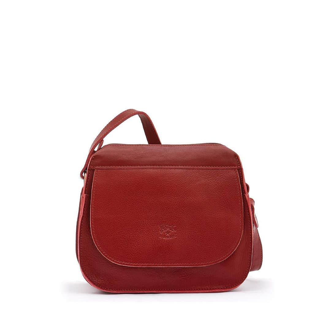イルビゾンテのインスタグラム：「Add a new elegant simplicity to your summer wardrobe. ☆ #ilbisone #accessories #SS20 #leatherbag #madeinitaly」