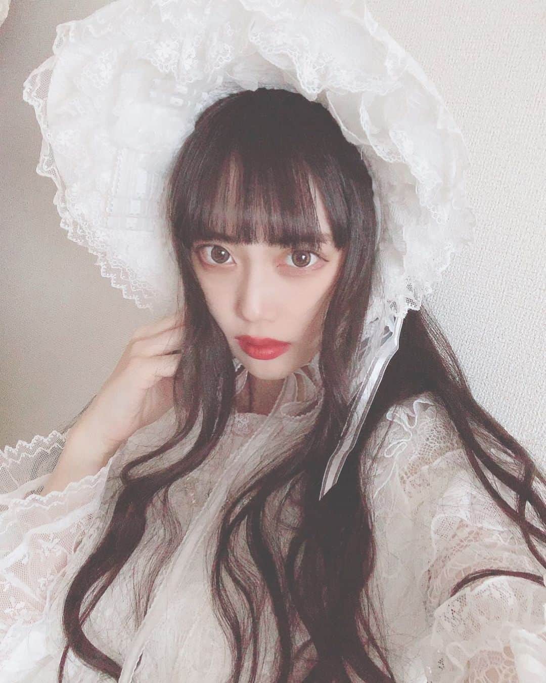 酒元麻衣（まいへー）のインスタグラム：「旦那さんの在宅勤務が終わり 明日からまたお弁当再開🍙 なので早めのおやすみなさい💤 . . コメント楽しく読ませて頂いてます♡お返事がマイペースになってしまって申し訳ないです😢いつもありがとうございます♡ . . ロリィタ投稿これで最後🐈 他の衣装も沢山着させて頂いたのでストーリーに載せようかな🕊🕊 . #lolita#ロリィタ#ロリィタファッション」