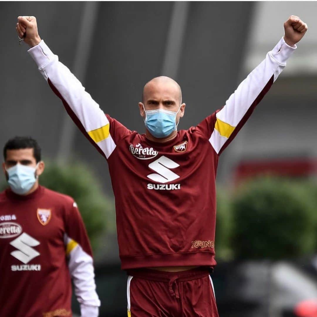 ロレンツォ・デ・シルヴェストリのインスタグラム：「Training Days in special conditions but Never Give Up and always head held HIGH!!!! 💪🏻 ⚽️ 💨 😊  #positivevibes #training #torino」