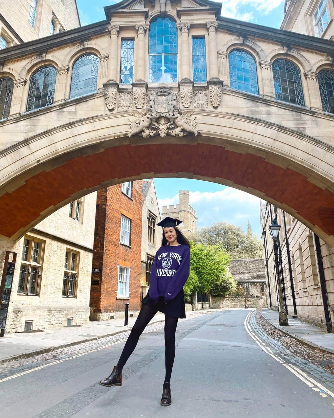 香華（KOuKA）のインスタグラム：「水曜日にニューヨーク大学からオンライン卒業します！Can we please just (*imagine*) this is #washingtonsquarearch?! I’m so ready for my virtual commencement on Wednesday!! 📚🎓 #nyu2020 #classofcovid19 #bachelorsofscience」