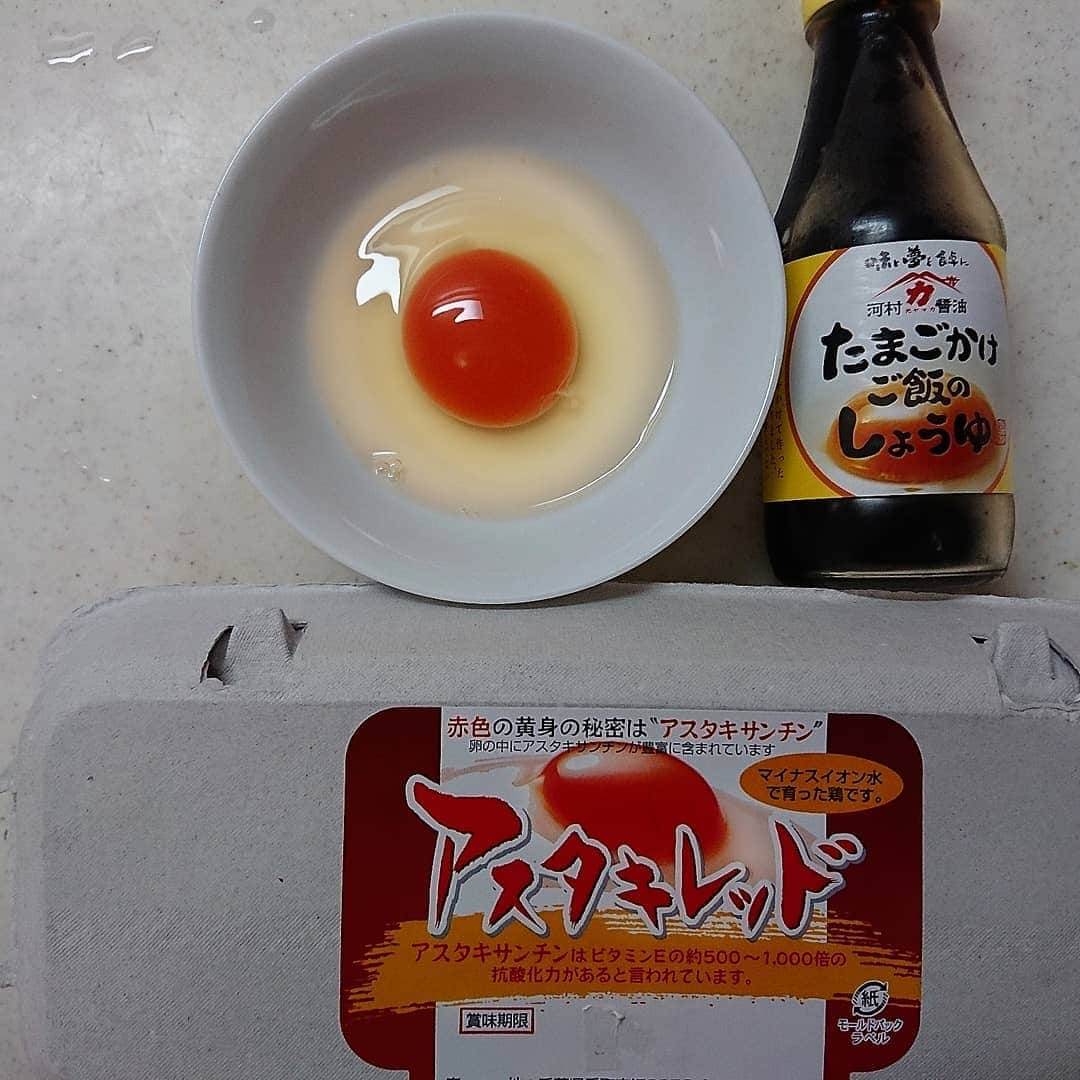 のインスタグラム：「明日はイチナナライブ配信 豊島区大塚プロレスバンクから15時～配信します(^^) 試聴するには イチナナアプリを ダウンロードして下さい！ リスナーの皆さんには 毎回、大変、 失礼してます、、、 明日も、 ドキドキです(汗)  イチナナライブ配信の収益は、医療従事者の方々、 私生活に関わるお仕事を されてる方々に、 ご寄付させて頂きます(^^) 最高の卵かけご飯でーす(^^) 「アスタキレッド」 お世話になっている社長さんから頂きました！ 卵の黄身が赤いに近くて 黄身がしっかりしていて、 美味しかったー(^^) ありがとうございました！！ #イチナナライブ配信  #豊島区大塚 #リスナー #卵かけご飯  #黄身  #アスタキレッド  #神取忍」