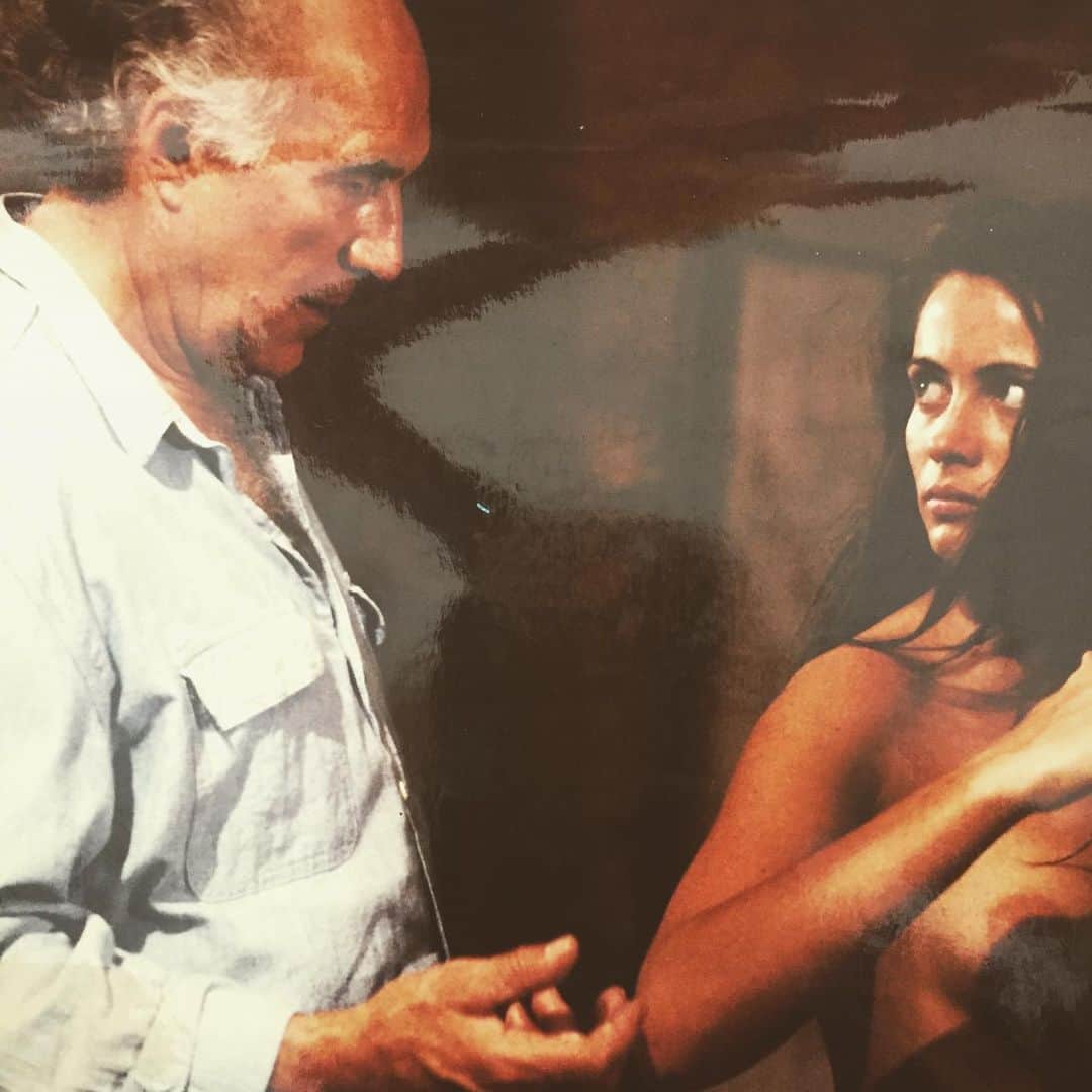 エマニュエル・ベアールのインスタグラム：「Quelle incroyable chance d’avoir joué avec toi , tu étais si délicat tendre honnête ... quand Jacques me demandait de me dénuder tu te retournais et ce jusqu’au mot moteur ... non !« action »... nous avons joué corps à corps ... ça ne s’oublie pas , je n’oublie rien de ces moment là .. Nous avons fait un incroyable film #labellenoiseuse ... je n’oublie rien de nos longues conversations sur le cinéma la vie la politique ...Je pense à ton épouse et vos enfants .... je pense à toi ... bon voyage .... embrasse Jacques .#jacquesrivette ....ce soir je regarderai « les choses de la vie » de notre ami Claude .. RIP #michelpiccoli」