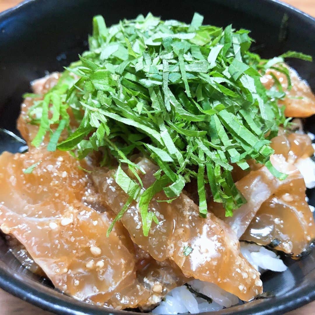 辻本耕志さんのインスタグラム写真 - (辻本耕志Instagram)「鯵と鯛をそれぞれゴマダレに漬けてくれまして、漬け丼いただきました。 どっちも美味かったー！ #鯵　#鯛　#漬け丼」5月18日 21時30分 - tsujimotokouji