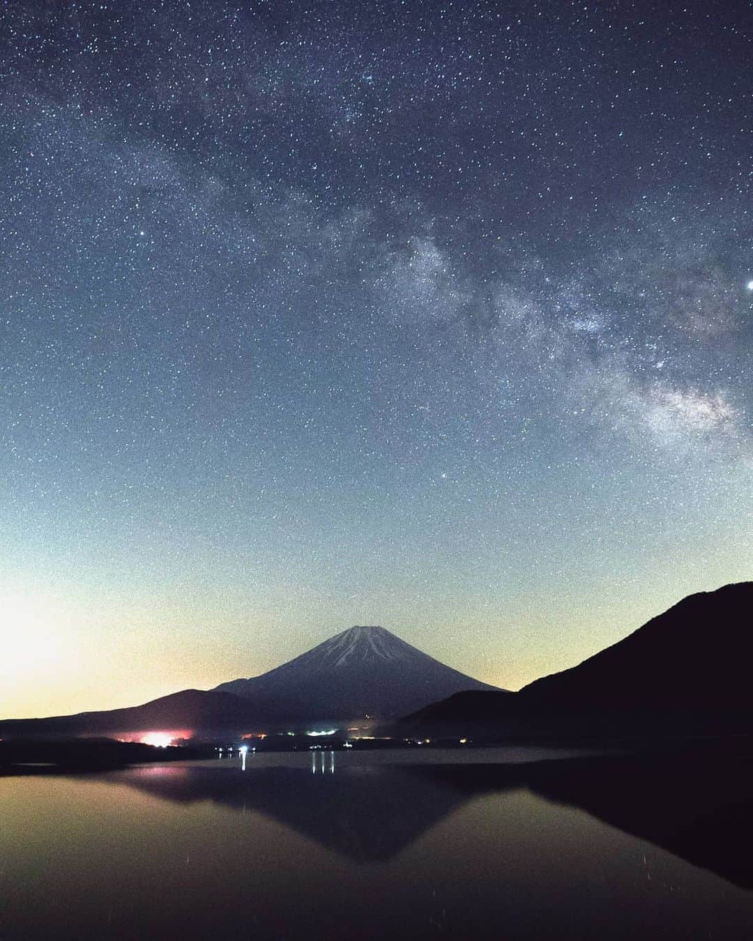 masayaさんのインスタグラム写真 - (masayaInstagram)「Lake Motosu-ko May 2019 去年5月夜明け前の本栖湖 #Fuji #stars #milkyway」5月18日 21時35分 - moonlightice