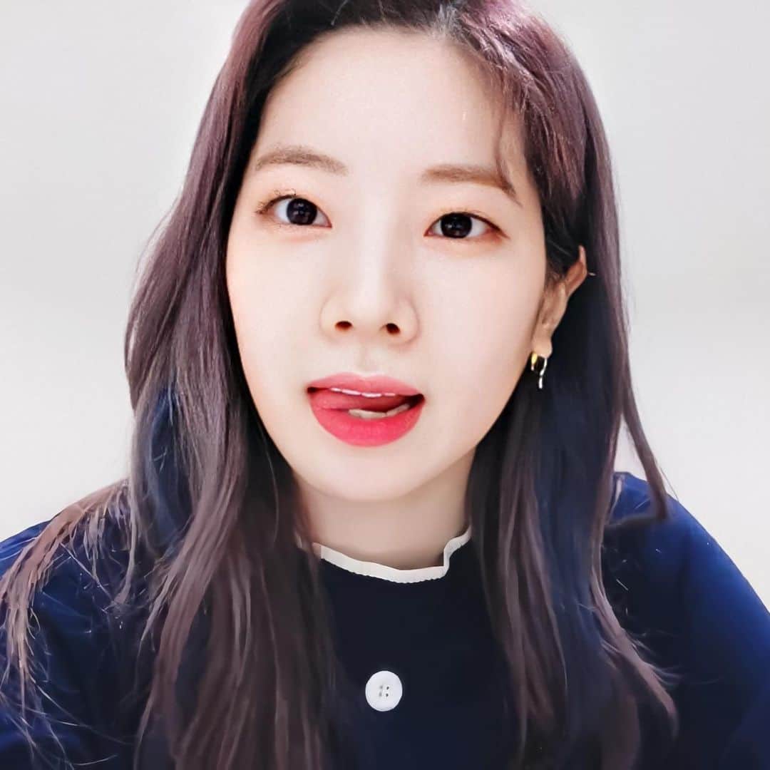 ダヒョンのインスタグラム：「If dahyun’s teaser is tonight I'll have a heart attack i’m not kidding 😹💘 ⠀⠀⠀ ⠀  #dahyun #ダヒョン #多賢 #다현 #트와이스 #twice #トゥワイス ©️dahyunpie / twitter」